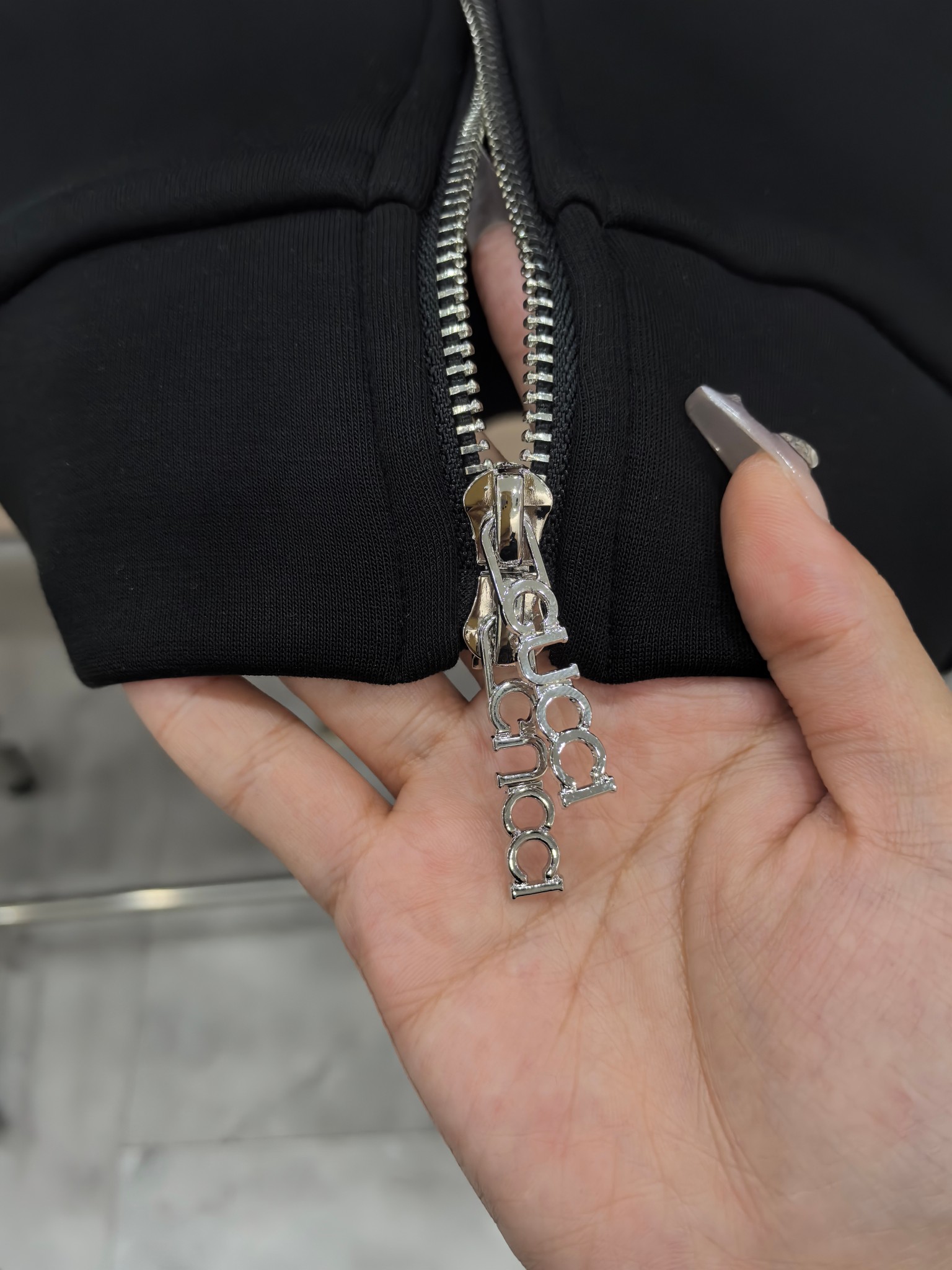 Gucci2025早秋新款休闲套装！专柜同步。细节精致高级，品牌logo压胶高级感满满。定织面料更显年轻