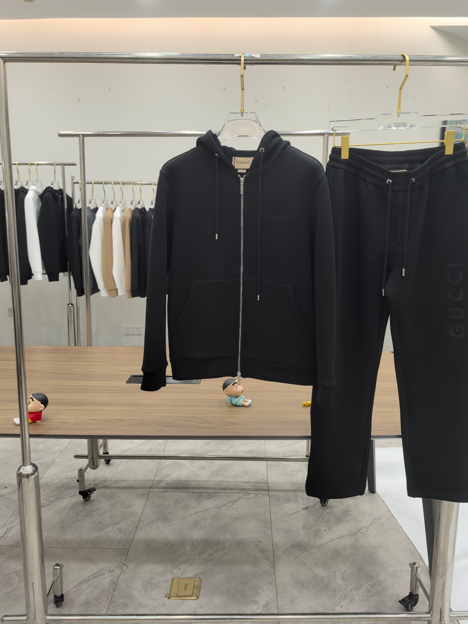 Gucci2025早秋新款休闲套装！专柜同步。细节精致高级，品牌logo压胶高级感满满。定织面料更显年轻