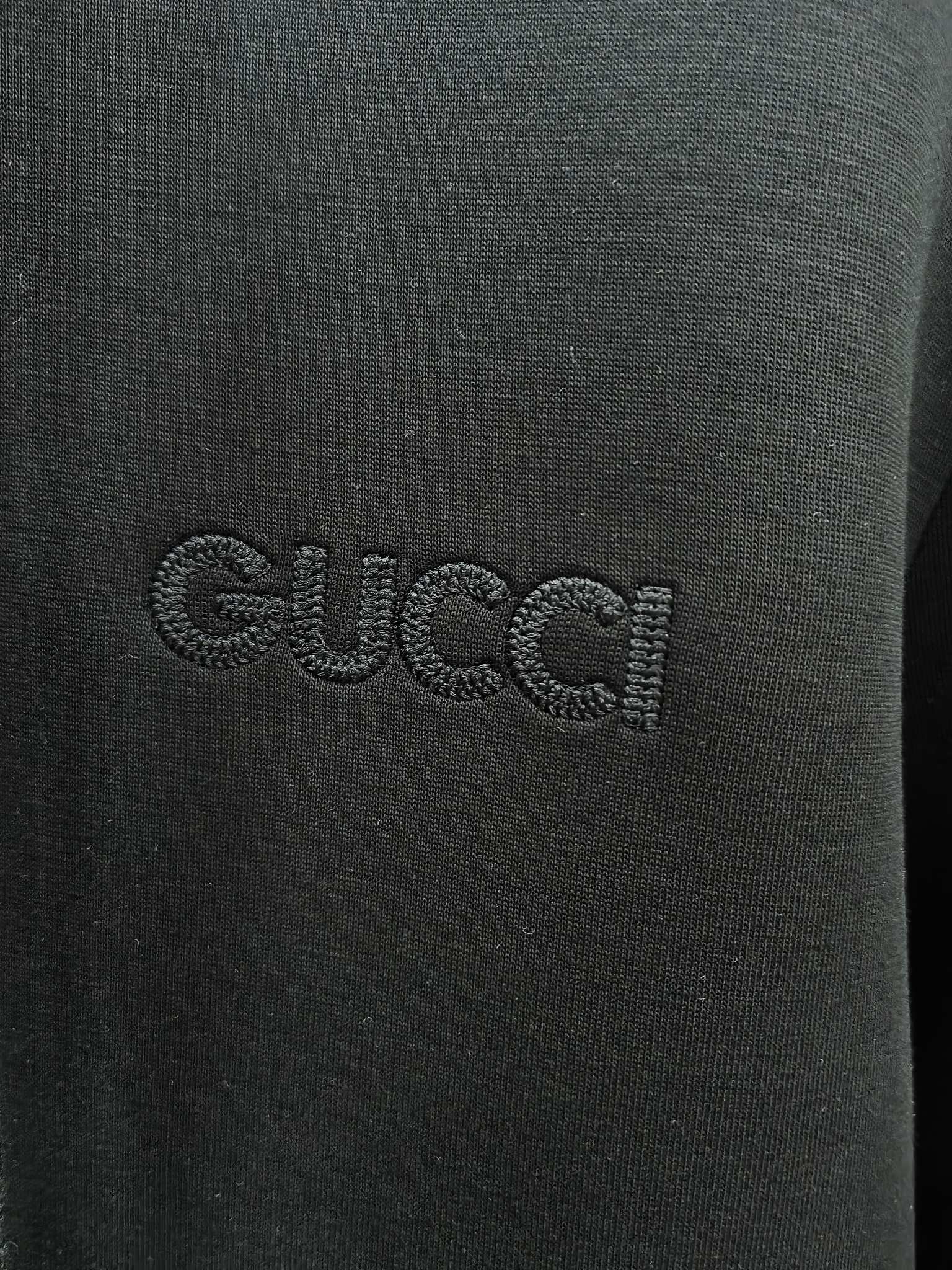 Gucci2025早秋新款休闲套装！专柜同步。细节精致高级，品牌logo压胶高级感满满。定织面料更显年轻