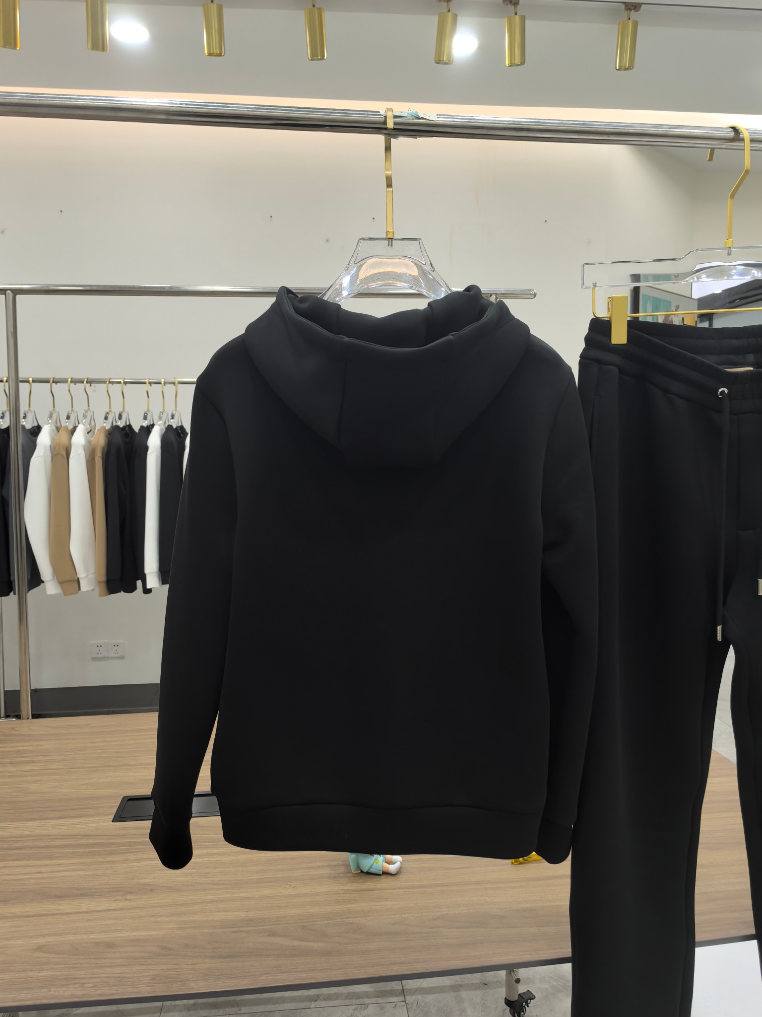 Gucci2025早秋新款休闲套装！专柜同步。细节精致高级，品牌logo压胶高级感满满。定织面料更显年轻