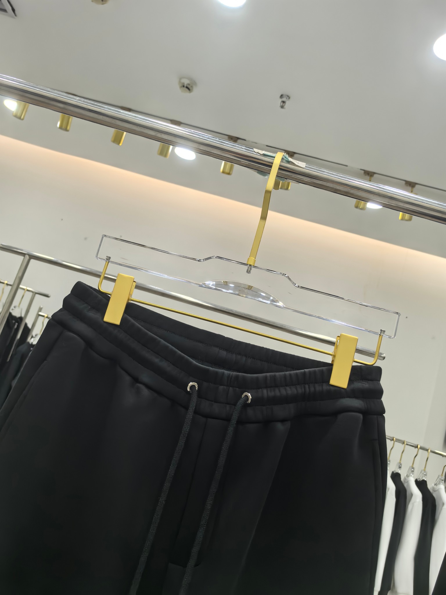 Gucci2025早秋新款休闲套装！专柜同步。细节精致高级，品牌logo压胶高级感满满。定织面料更显年轻