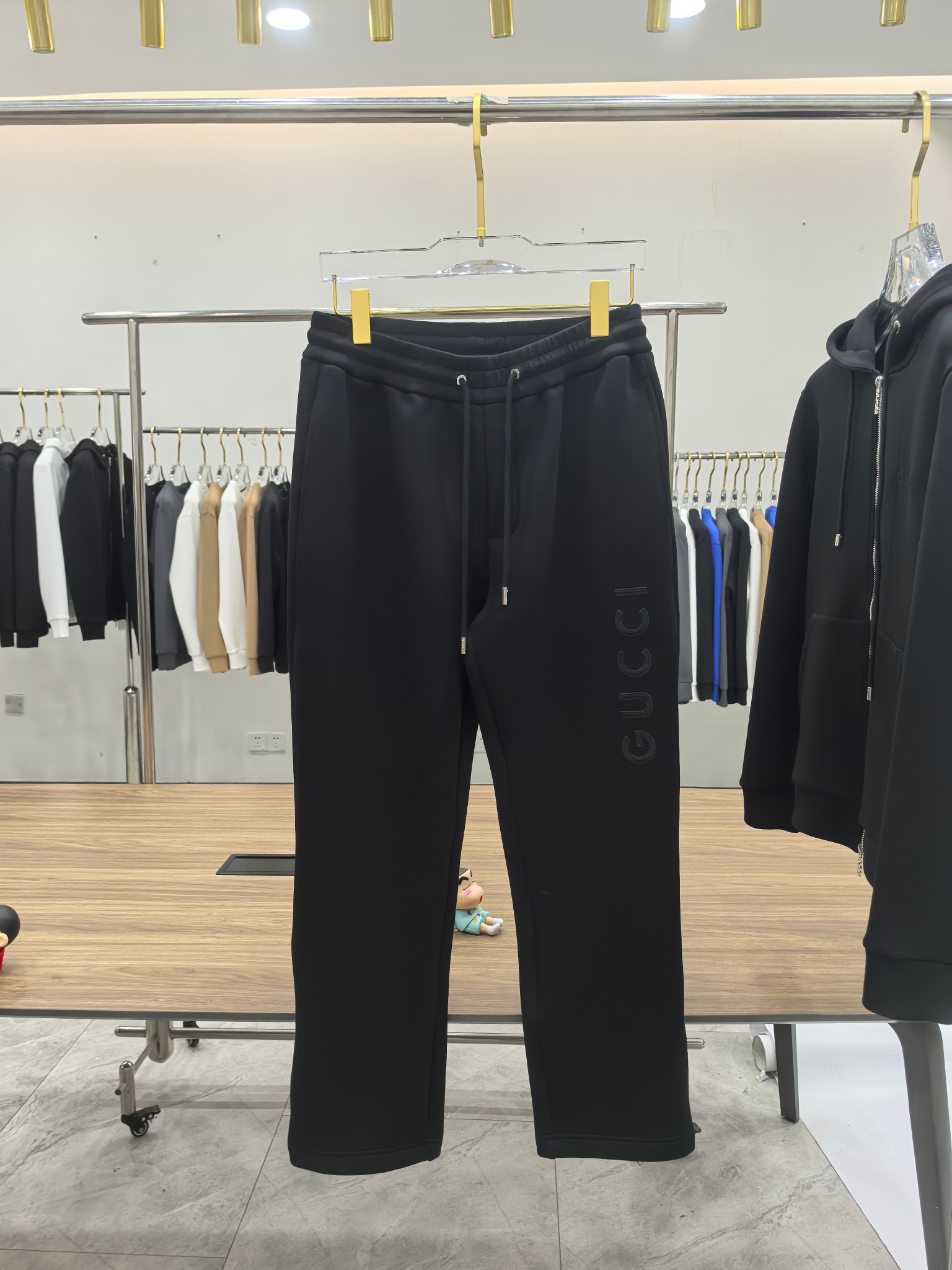 Gucci2025早秋新款休闲套装！专柜同步。细节精致高级，品牌logo压胶高级感满满。定织面料更显年轻