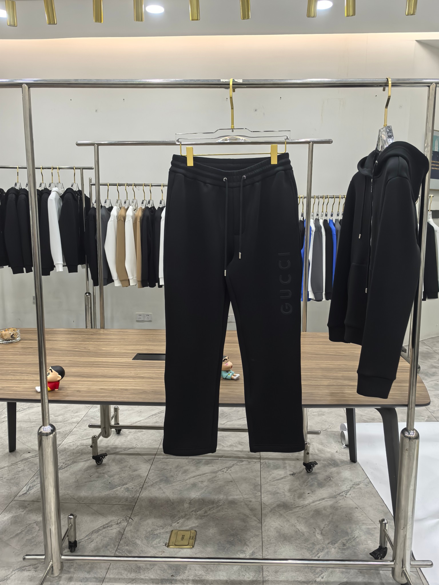 Gucci2025早秋新款休闲套装！专柜同步。细节精致高级，品牌logo压胶高级感满满。定织面料更显年轻