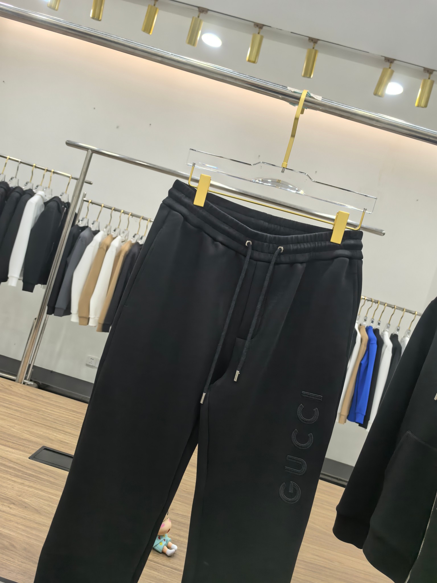 Gucci2025早秋新款休闲套装！专柜同步。细节精致高级，品牌logo压胶高级感满满。定织面料更显年轻