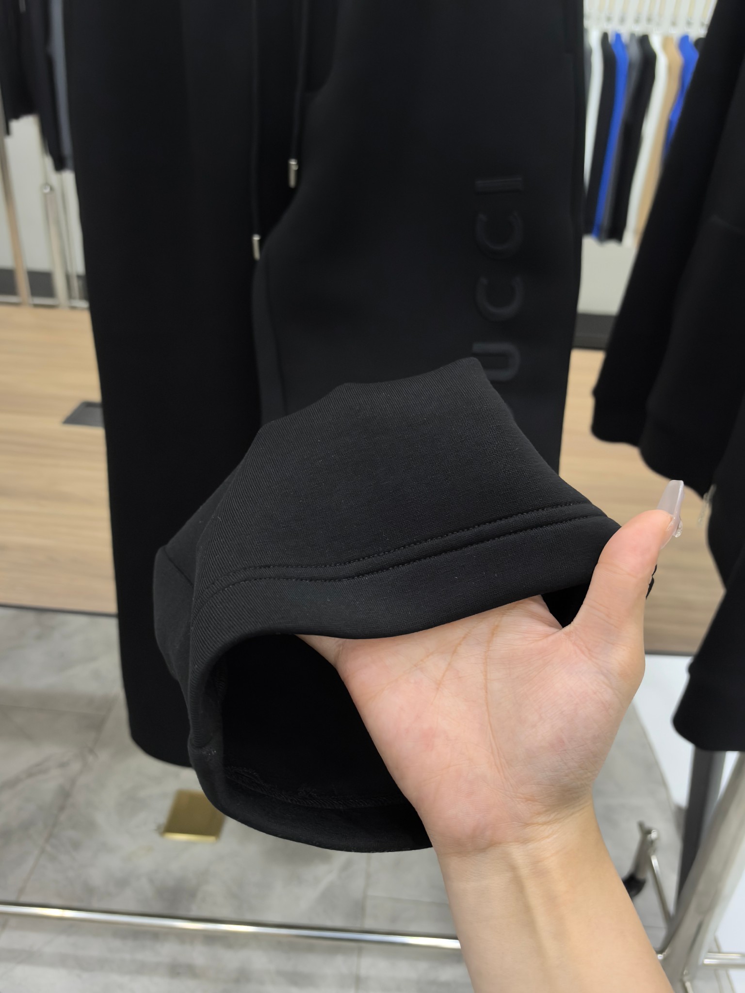 Gucci2025早秋新款休闲套装！专柜同步。细节精致高级，品牌logo压胶高级感满满。定织面料更显年轻