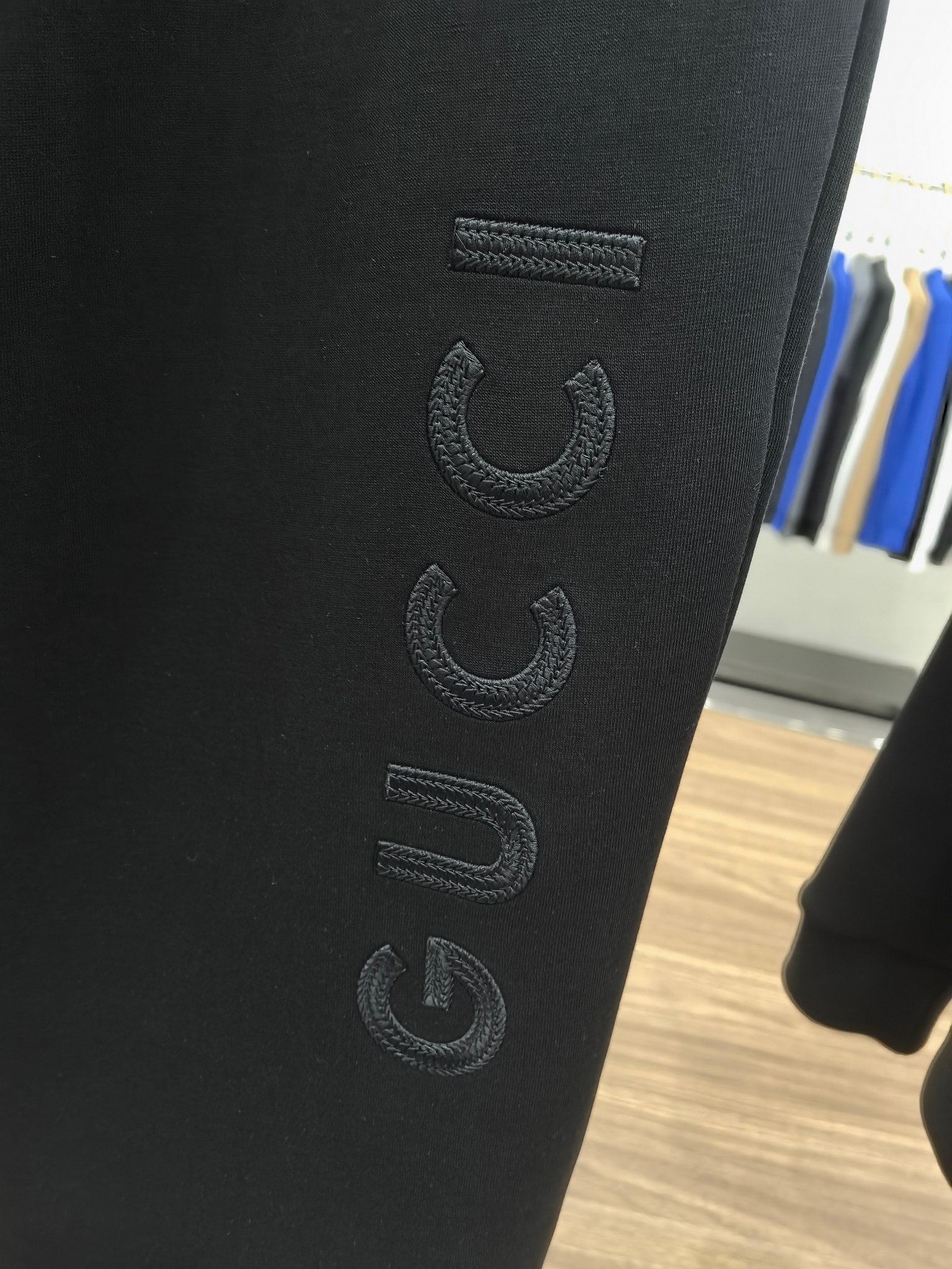 Gucci2025早秋新款休闲套装！专柜同步。细节精致高级，品牌logo压胶高级感满满。定织面料更显年轻