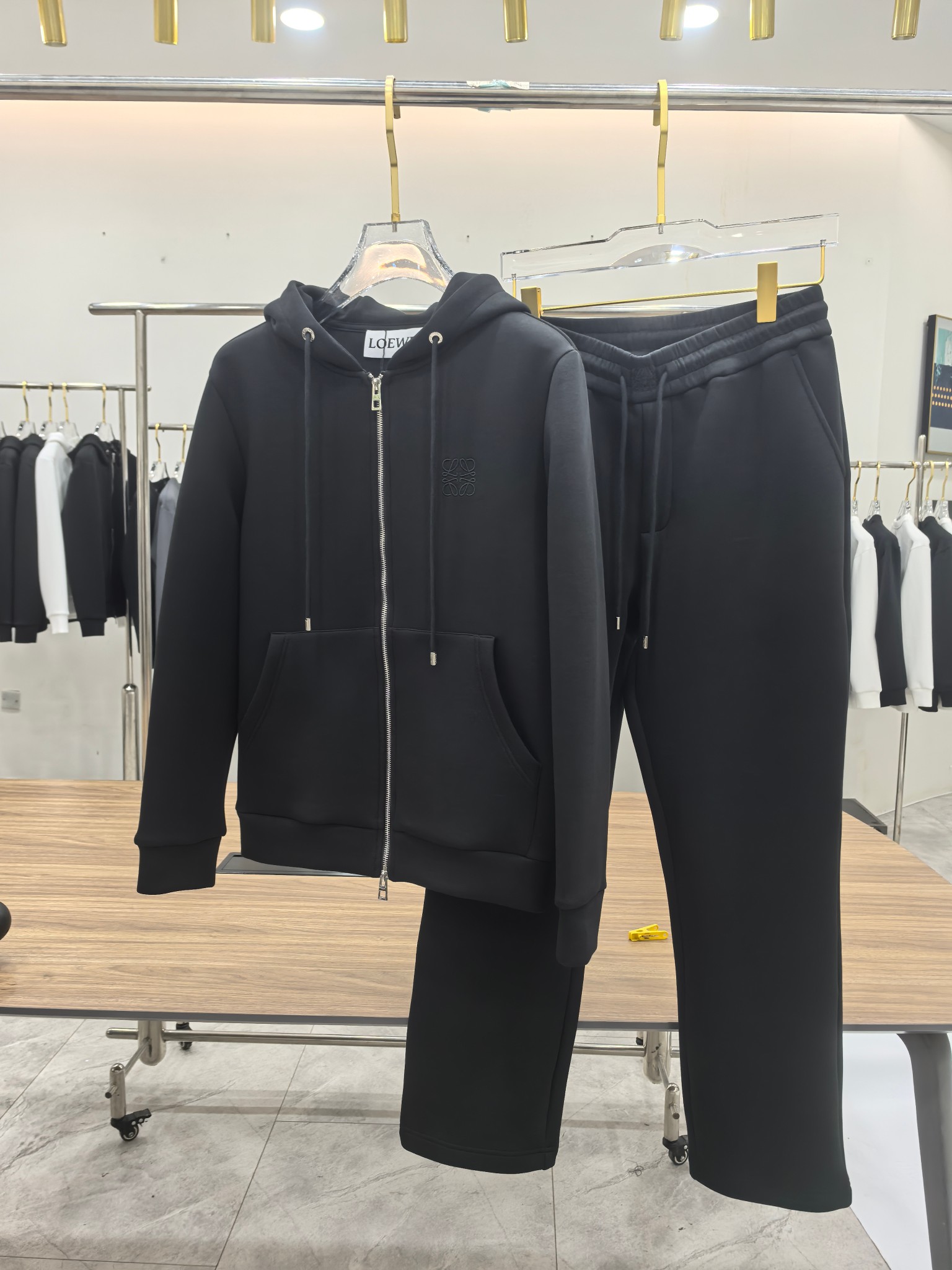 罗意威 2025早秋新款休闲套装！专柜同步。细节精致高级，品牌logo压胶高级感满满。定织面料更显年轻活