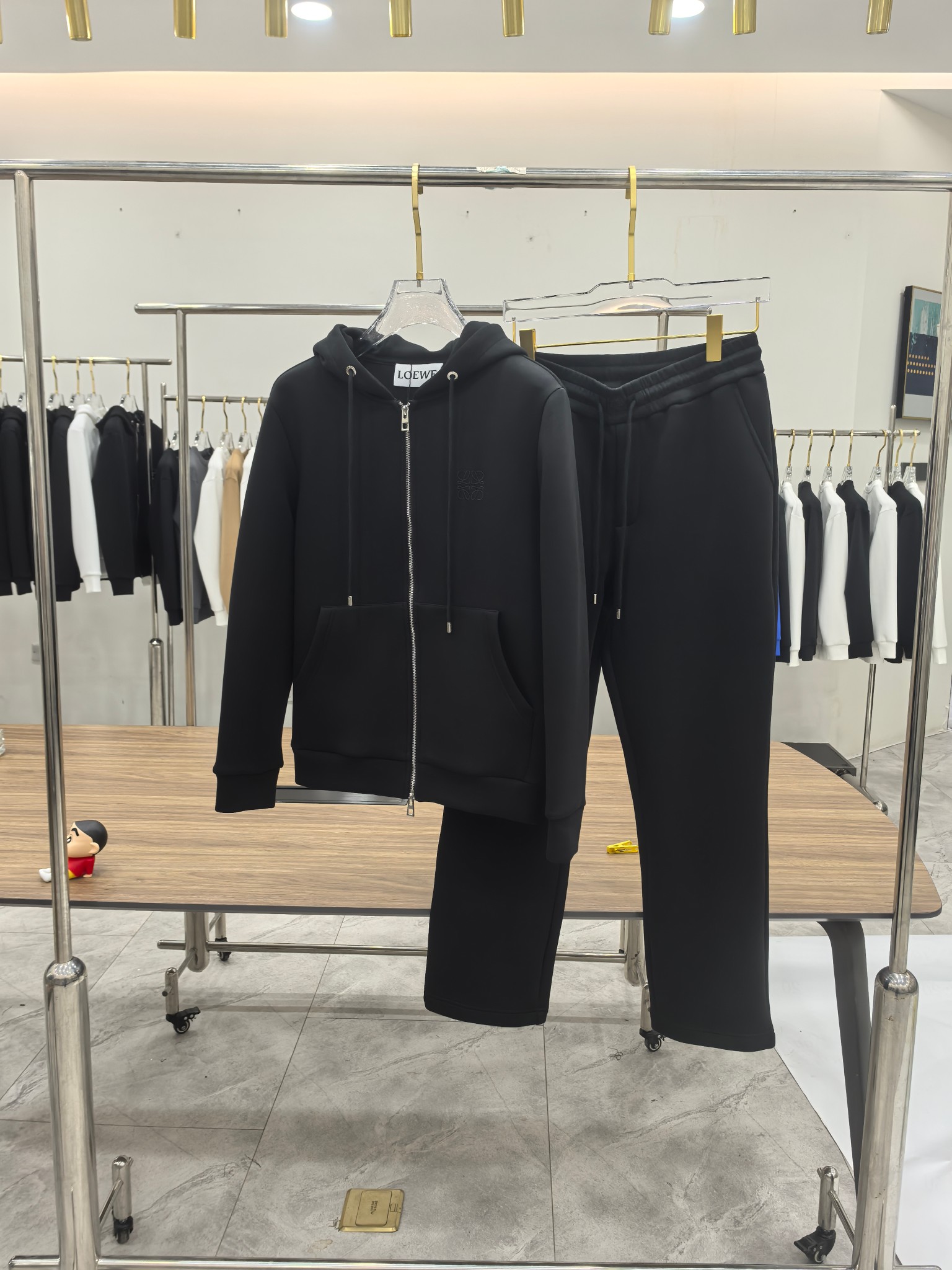 罗意威 2025早秋新款休闲套装！专柜同步。细节精致高级，品牌logo压胶高级感满满。定织面料更显年轻活