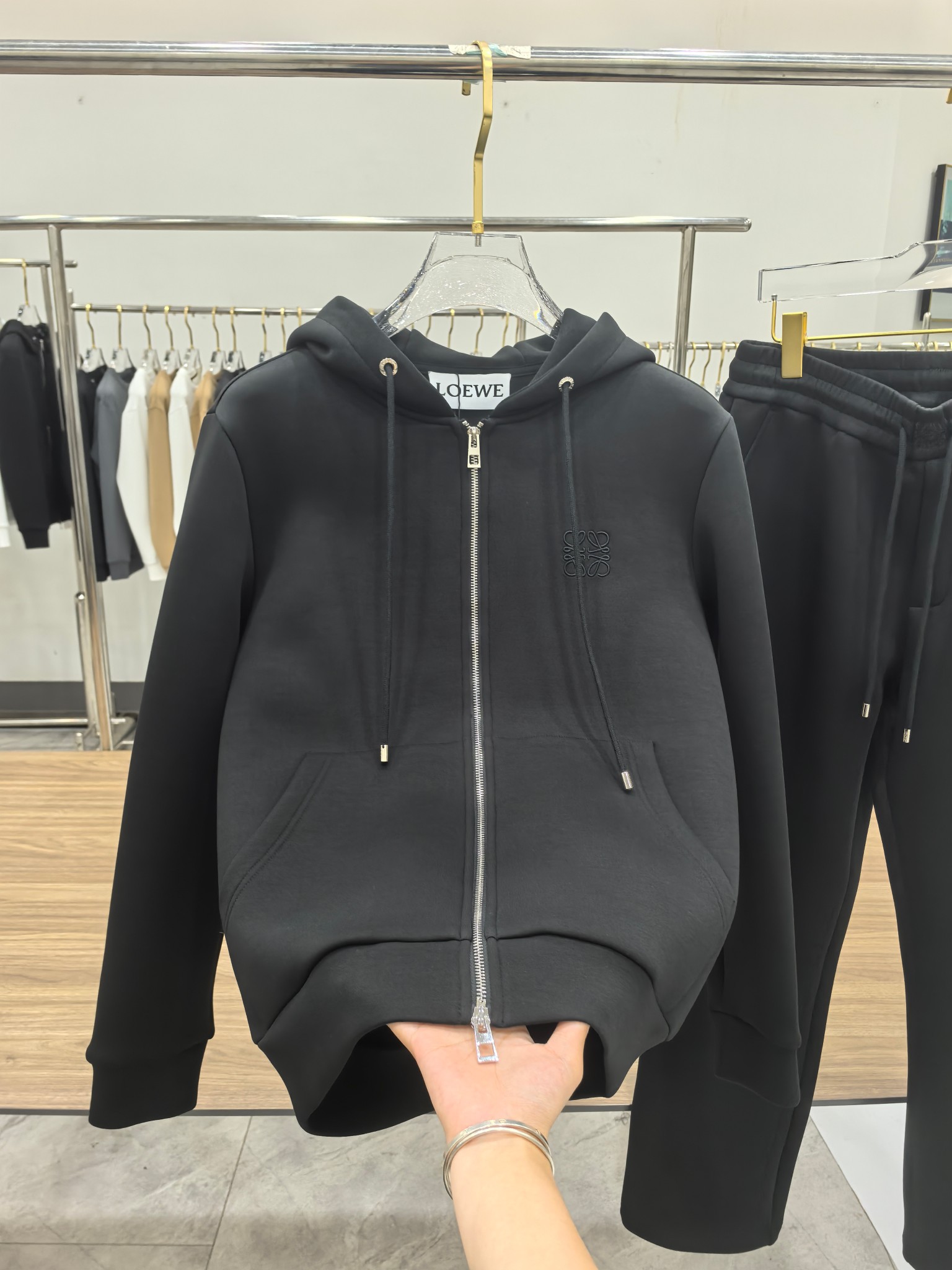 罗意威 2025早秋新款休闲套装！专柜同步。细节精致高级，品牌logo压胶高级感满满。定织面料更显年轻活