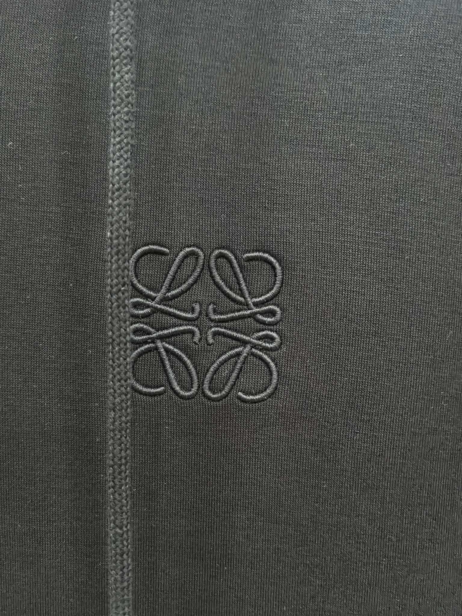 罗意威 2025早秋新款休闲套装！专柜同步。细节精致高级，品牌logo压胶高级感满满。定织面料更显年轻活