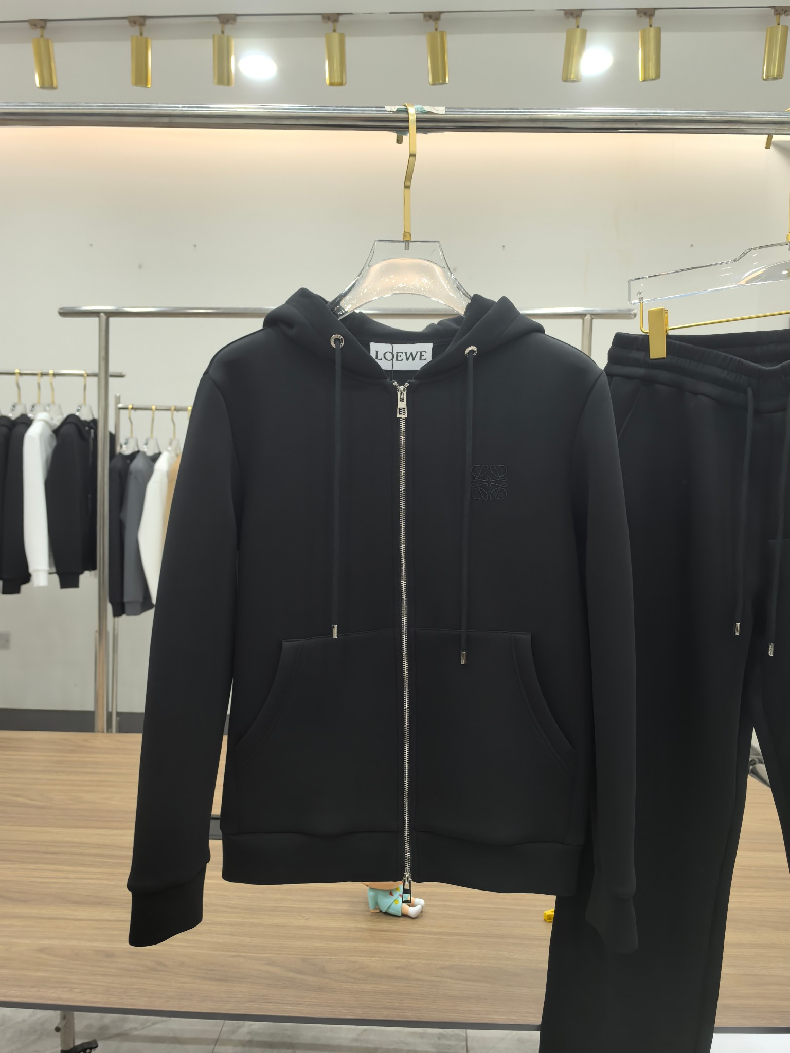 罗意威 2025早秋新款休闲套装！专柜同步。细节精致高级，品牌logo压胶高级感满满。定织面料更显年轻活