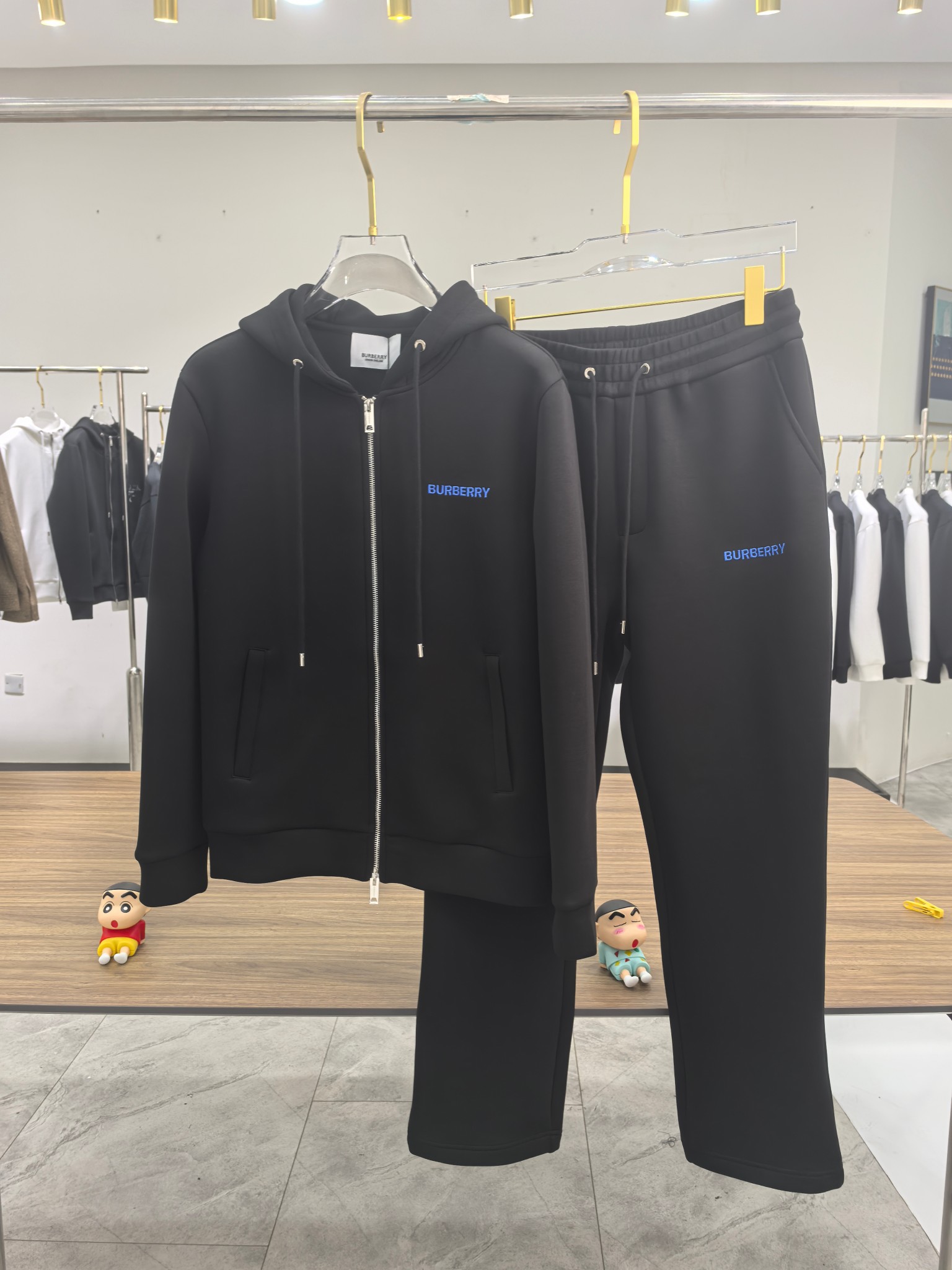 巴宝莉2025早秋新款休闲套装！专柜同步。细节精致高级，品牌logo压胶高级感满满。定织面料更显年轻活力