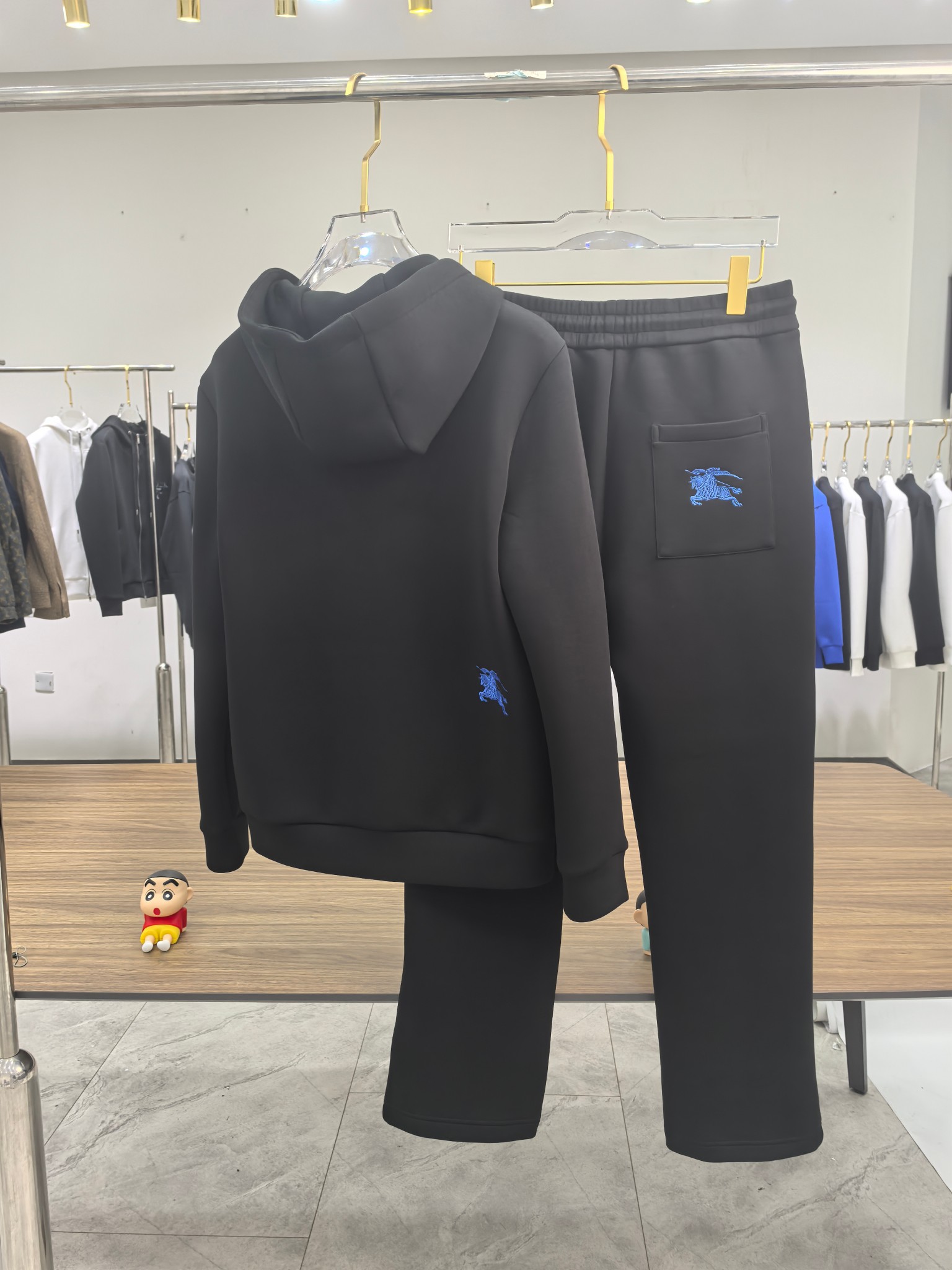 巴宝莉2025早秋新款休闲套装！专柜同步。细节精致高级，品牌logo压胶高级感满满。定织面料更显年轻活力