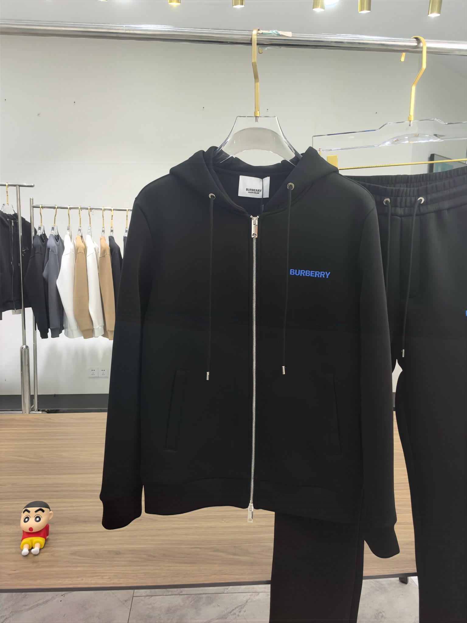 巴宝莉2025早秋新款休闲套装！专柜同步。细节精致高级，品牌logo压胶高级感满满。定织面料更显年轻活力