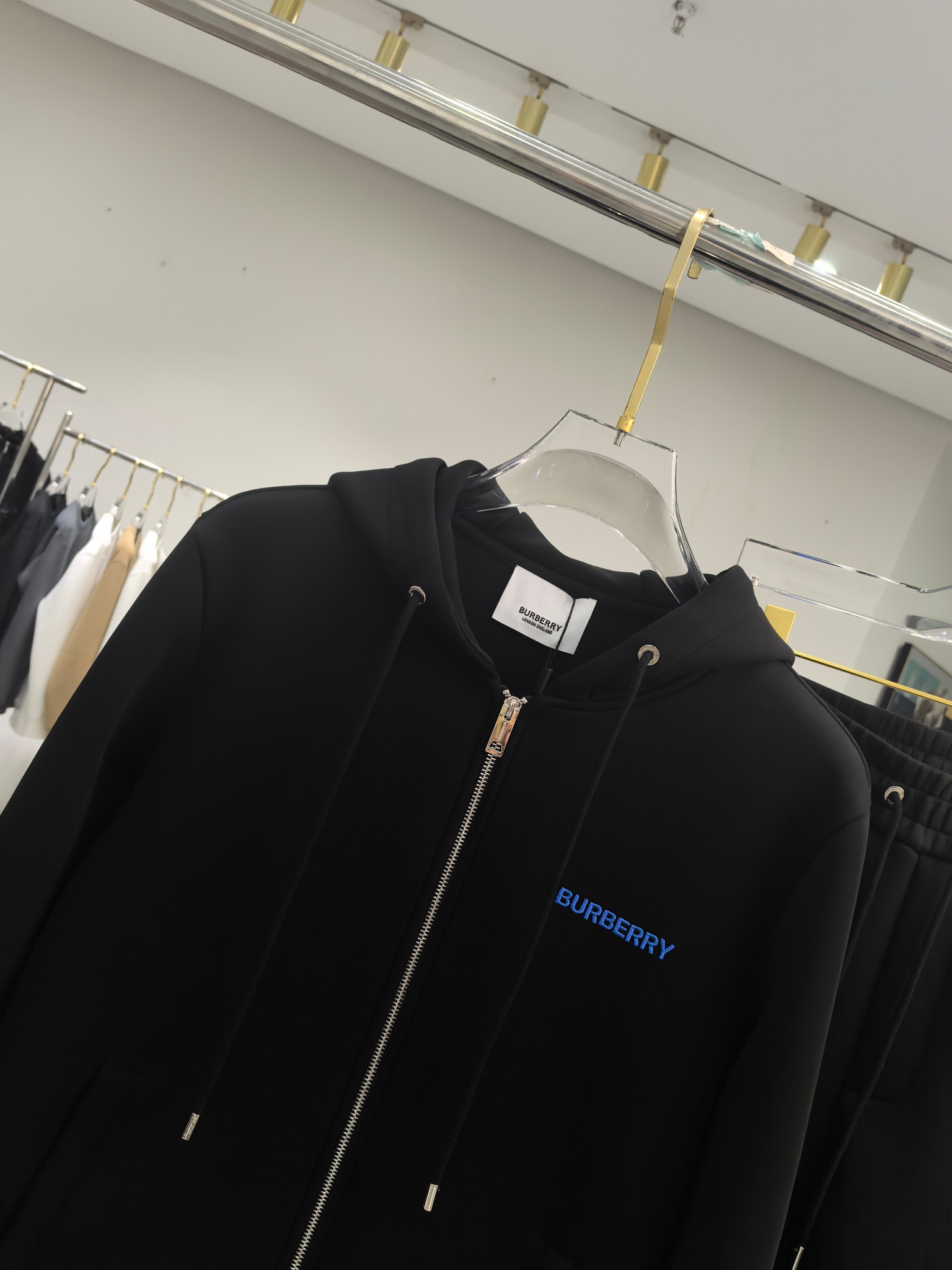 巴宝莉2025早秋新款休闲套装！专柜同步。细节精致高级，品牌logo压胶高级感满满。定织面料更显年轻活力