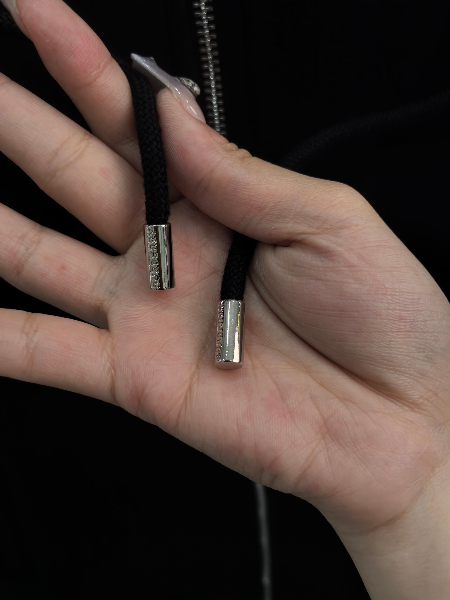 巴宝莉2025早秋新款休闲套装！专柜同步。细节精致高级，品牌logo压胶高级感满满。定织面料更显年轻活力