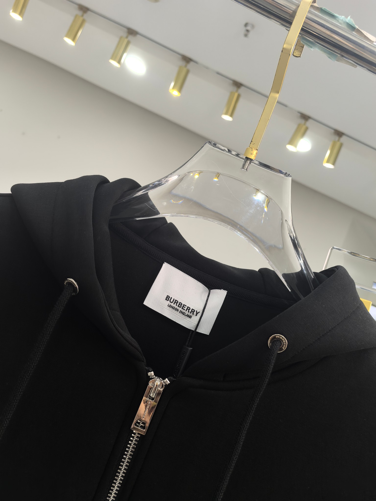 巴宝莉2025早秋新款休闲套装！专柜同步。细节精致高级，品牌logo压胶高级感满满。定织面料更显年轻活力