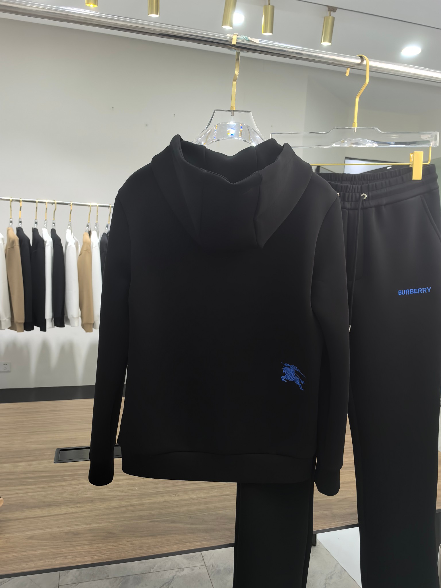 巴宝莉2025早秋新款休闲套装！专柜同步。细节精致高级，品牌logo压胶高级感满满。定织面料更显年轻活力