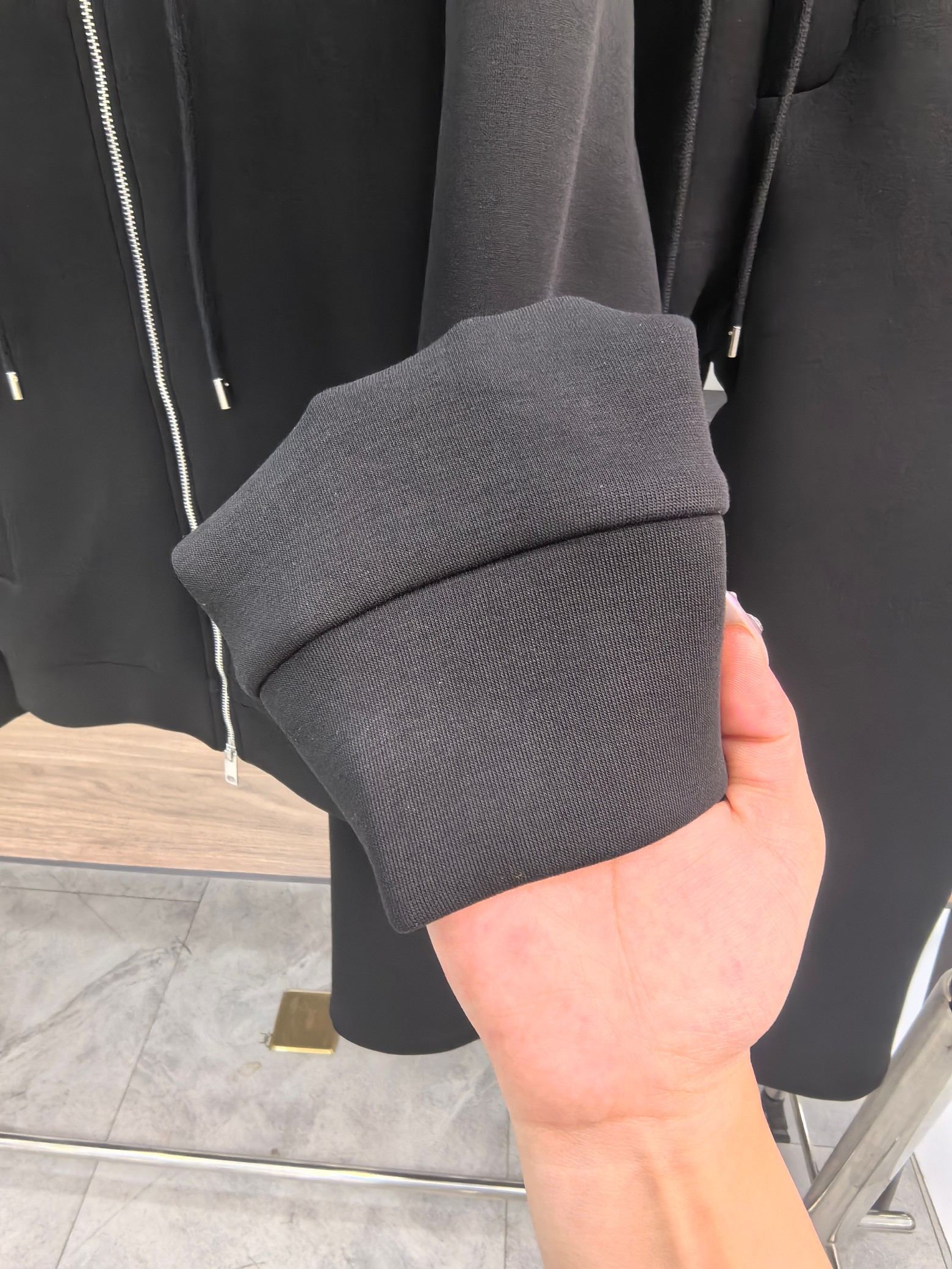 巴宝莉2025早秋新款休闲套装！专柜同步。细节精致高级，品牌logo压胶高级感满满。定织面料更显年轻活力