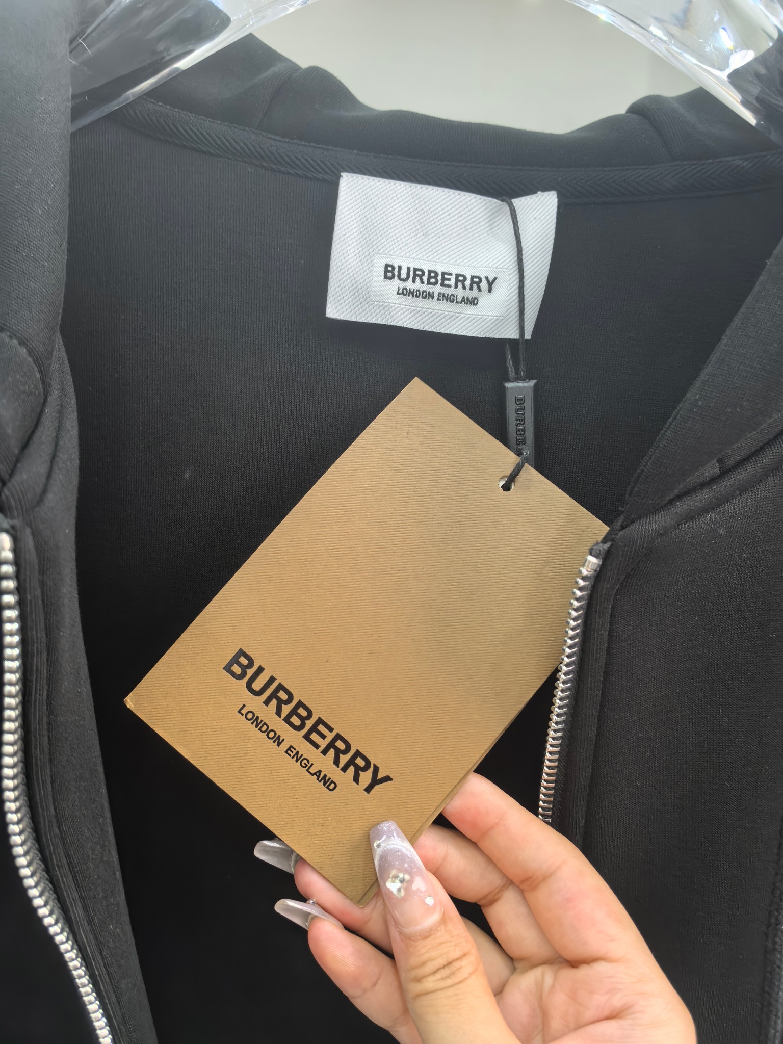 巴宝莉2025早秋新款休闲套装！专柜同步。细节精致高级，品牌logo压胶高级感满满。定织面料更显年轻活力