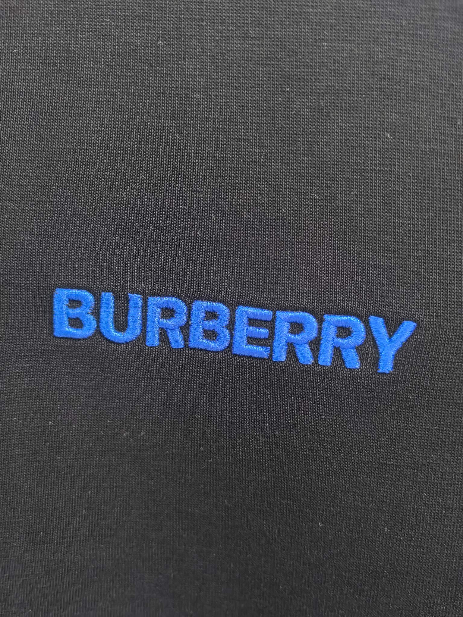 巴宝莉2025早秋新款休闲套装！专柜同步。细节精致高级，品牌logo压胶高级感满满。定织面料更显年轻活力