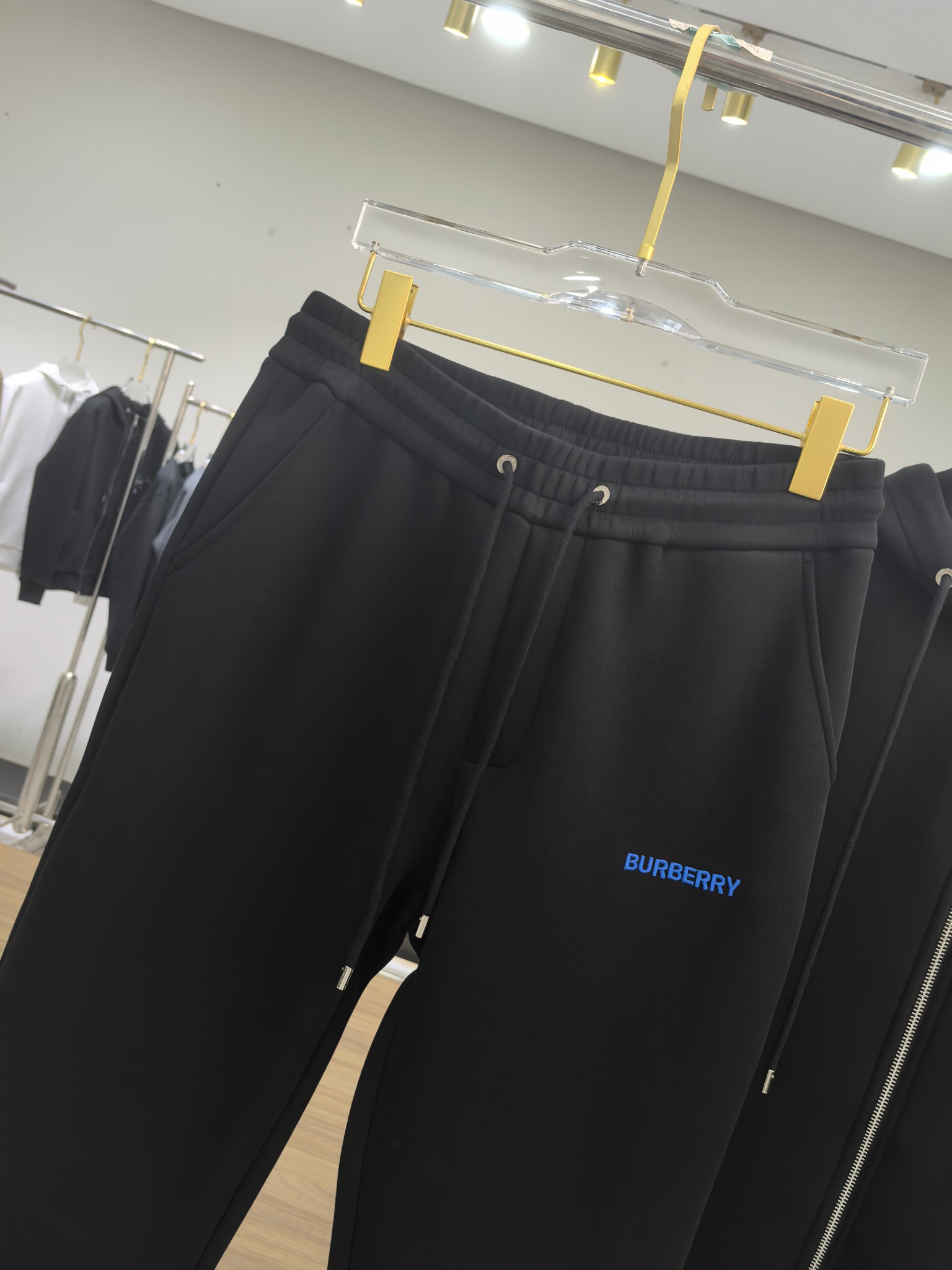 巴宝莉2025早秋新款休闲套装！专柜同步。细节精致高级，品牌logo压胶高级感满满。定织面料更显年轻活力