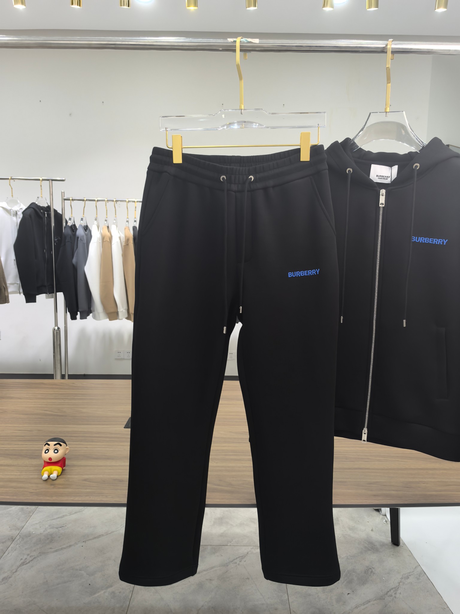 巴宝莉2025早秋新款休闲套装！专柜同步。细节精致高级，品牌logo压胶高级感满满。定织面料更显年轻活力