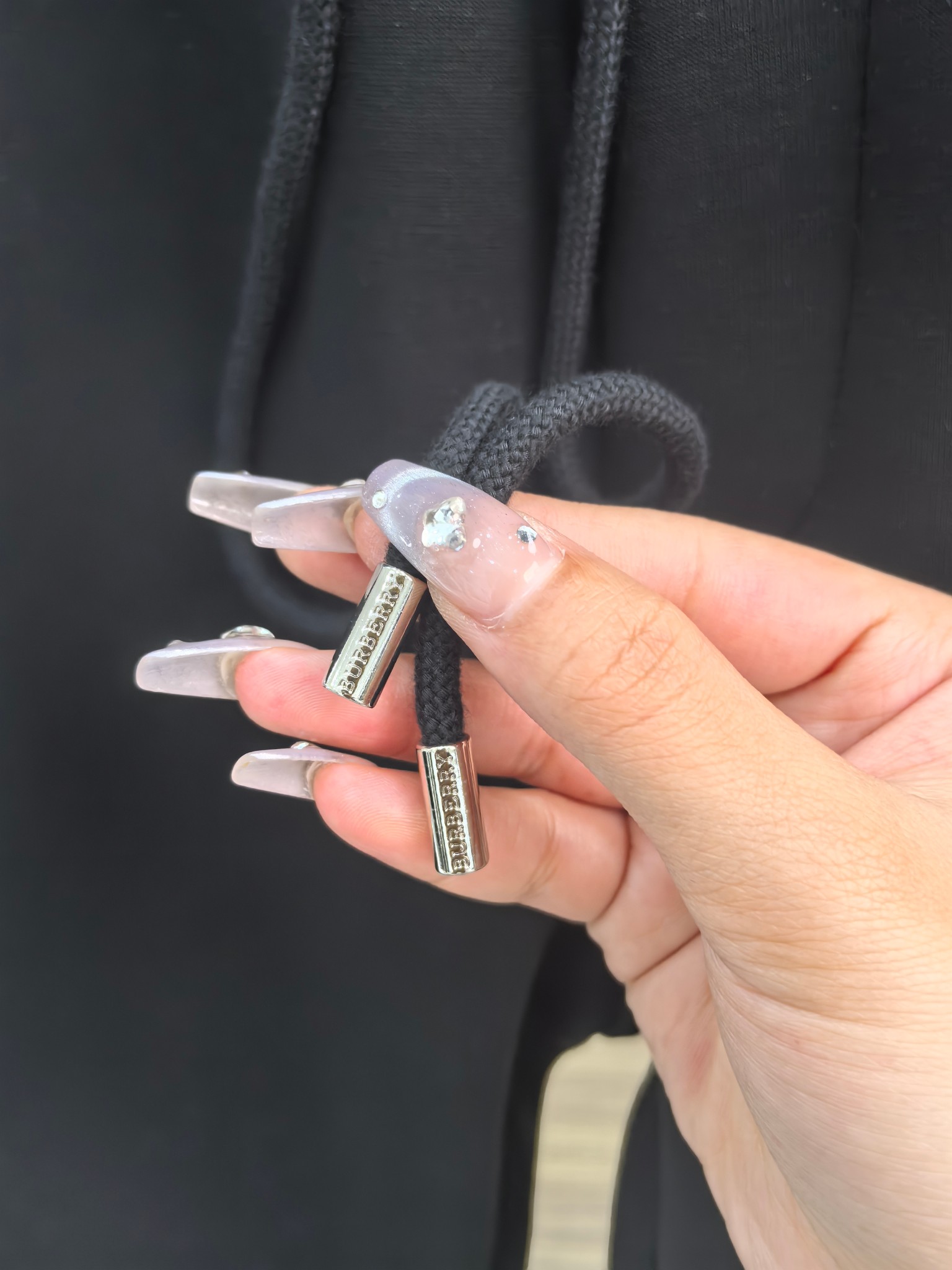 巴宝莉2025早秋新款休闲套装！专柜同步。细节精致高级，品牌logo压胶高级感满满。定织面料更显年轻活力