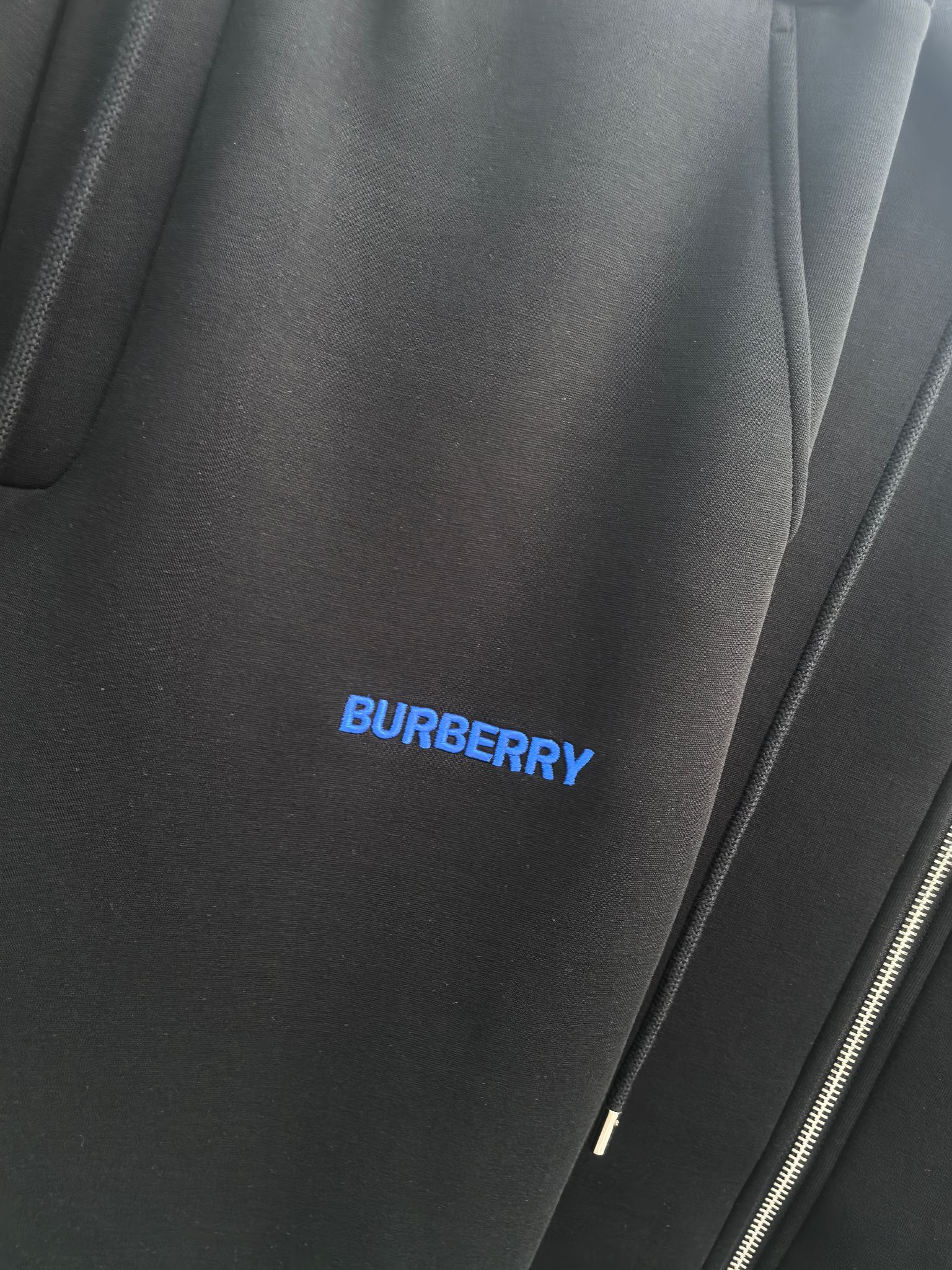 巴宝莉2025早秋新款休闲套装！专柜同步。细节精致高级，品牌logo压胶高级感满满。定织面料更显年轻活力