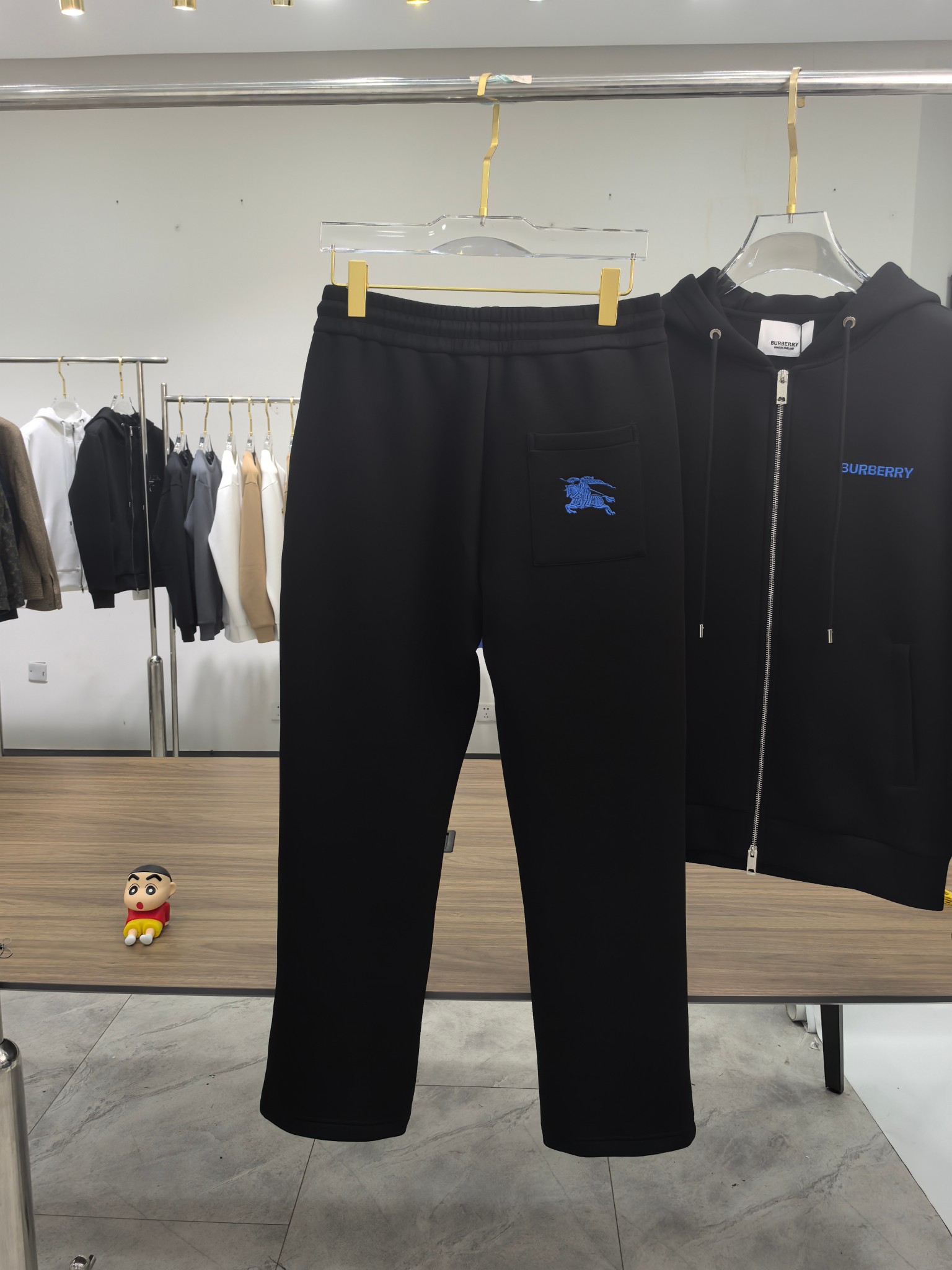 巴宝莉2025早秋新款休闲套装！专柜同步。细节精致高级，品牌logo压胶高级感满满。定织面料更显年轻活力