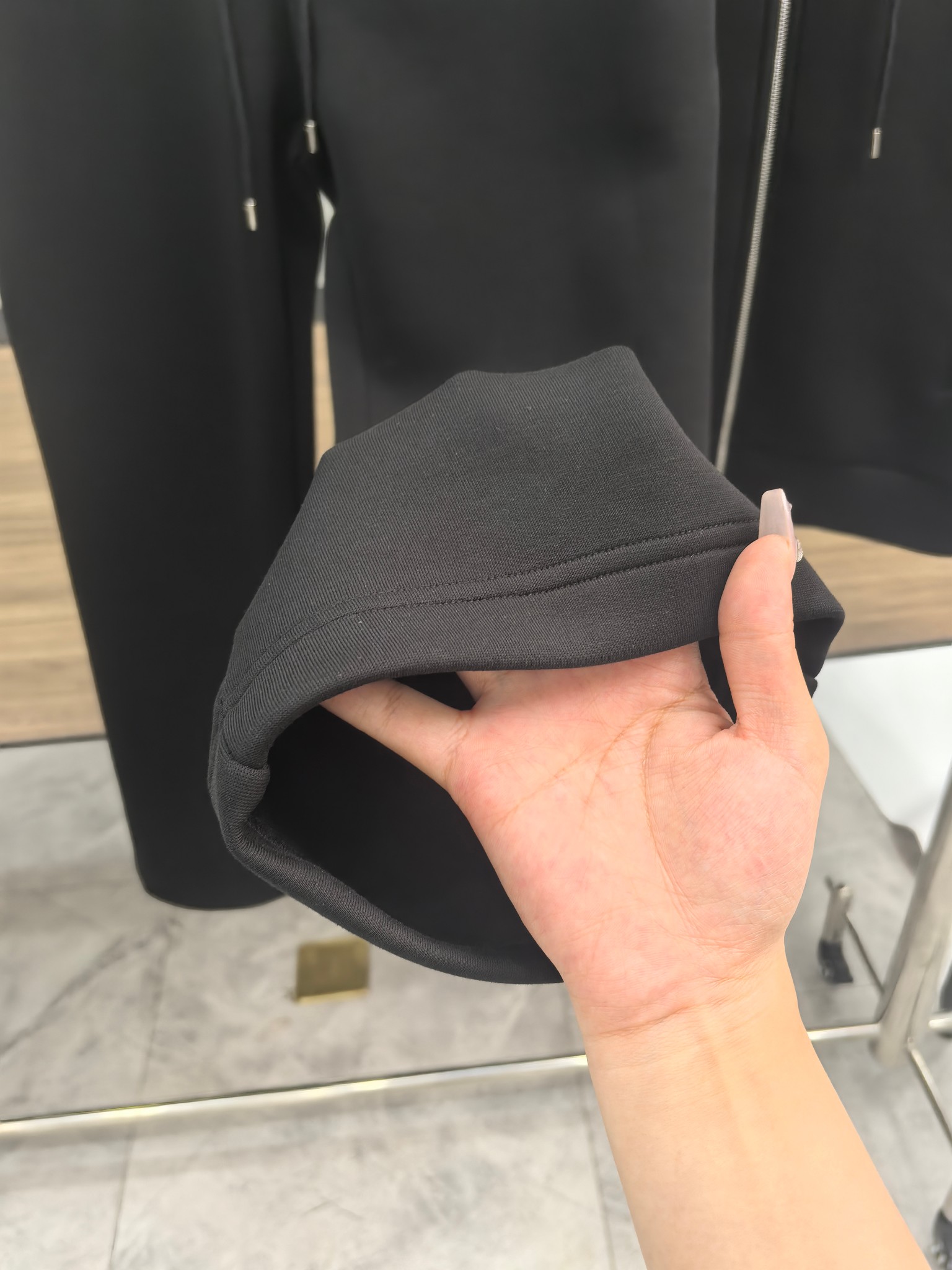 巴宝莉2025早秋新款休闲套装！专柜同步。细节精致高级，品牌logo压胶高级感满满。定织面料更显年轻活力