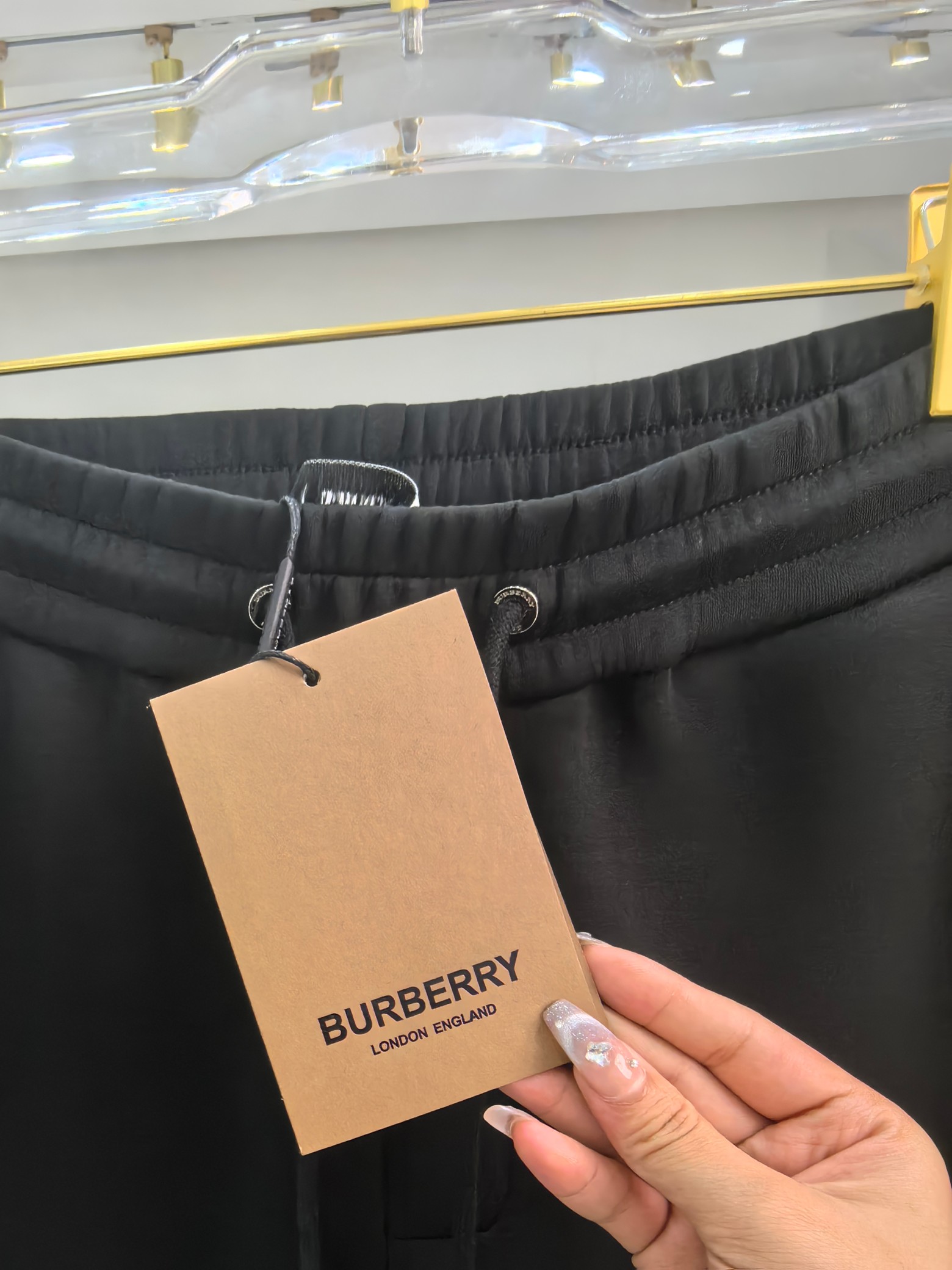 巴宝莉2025早秋新款休闲套装！专柜同步。细节精致高级，品牌logo压胶高级感满满。定织面料更显年轻活力