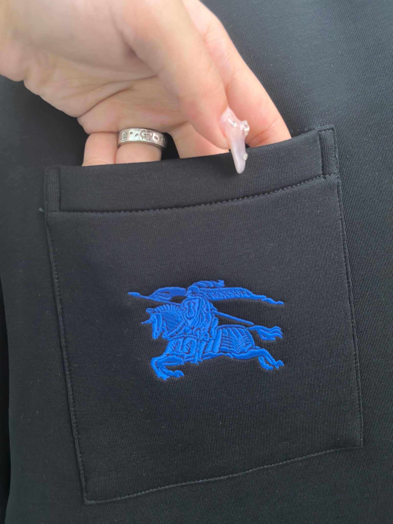 巴宝莉2025早秋新款休闲套装！专柜同步。细节精致高级，品牌logo压胶高级感满满。定织面料更显年轻活力