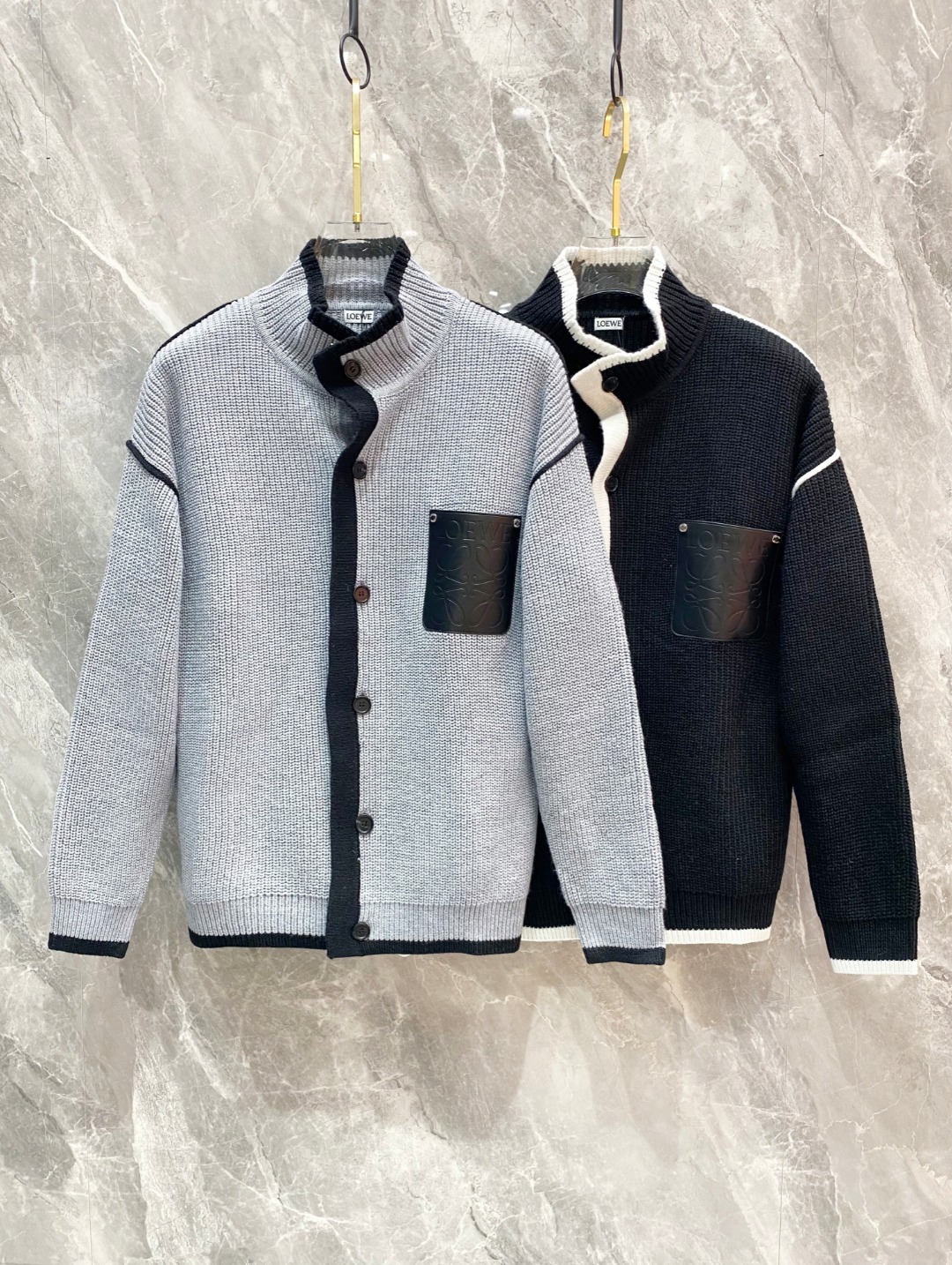NO:622760,P Luo Yiwei 2025 sweater jacket 2025 autumn and winter latest series, 1:1 top replica at the counter, all in good condition!  Thick style, the most popular old money style nowadays, a must-have item for the boss!  The boss who knows the goods should hurry up and start. Fabric wool size M~3Xl AAA4,,loewe,jackets & coats,sweaters,alexander wang19860909P 罗意威 2025毛衣外套 2025秋冬最新系列,专柜1:1顶级复刻,全品相！加厚款,时下最流行的老钱风,老板必备单品！懂货的老板赶紧下手, 面料羊毛 尺码M~3Xl AAA4,,loewe,jackets & coats,sweaters,alexander wang,Men's clothing