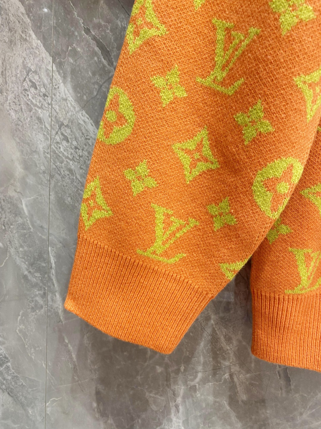 LV2025毛衣外套 2025秋冬最新系列，专柜1:1顶级复刻，全品相！加厚款，时下最流行的老钱风，老板