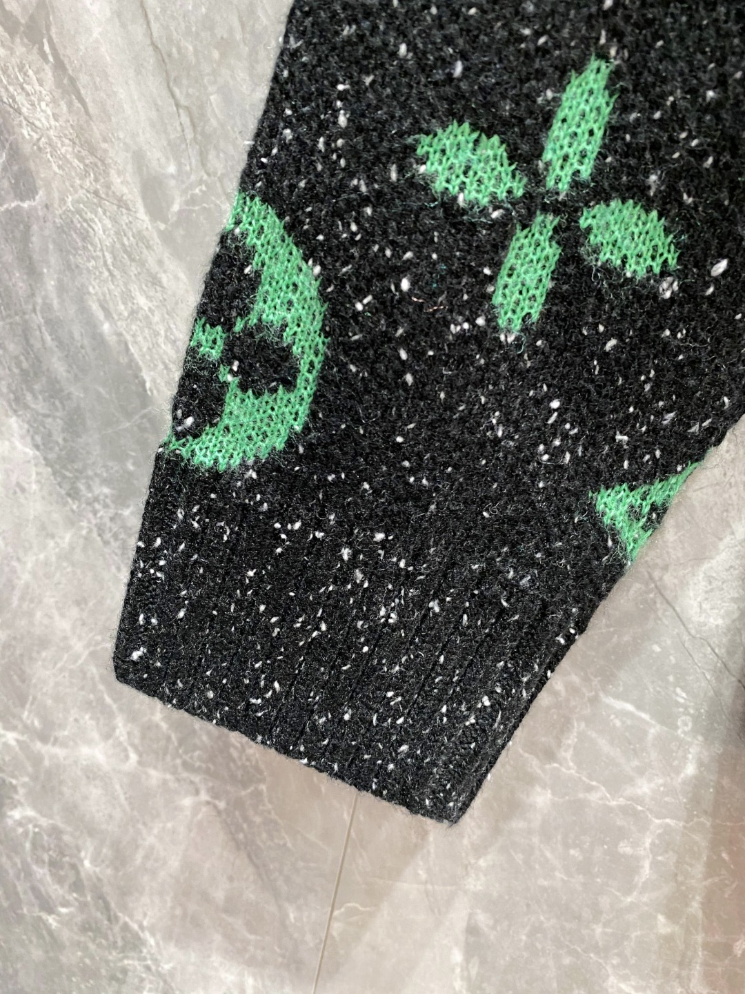 LV2025毛衣外套 2025秋冬最新系列，专柜1:1顶级复刻，全品相！加厚款，时下最流行的老钱风，老板