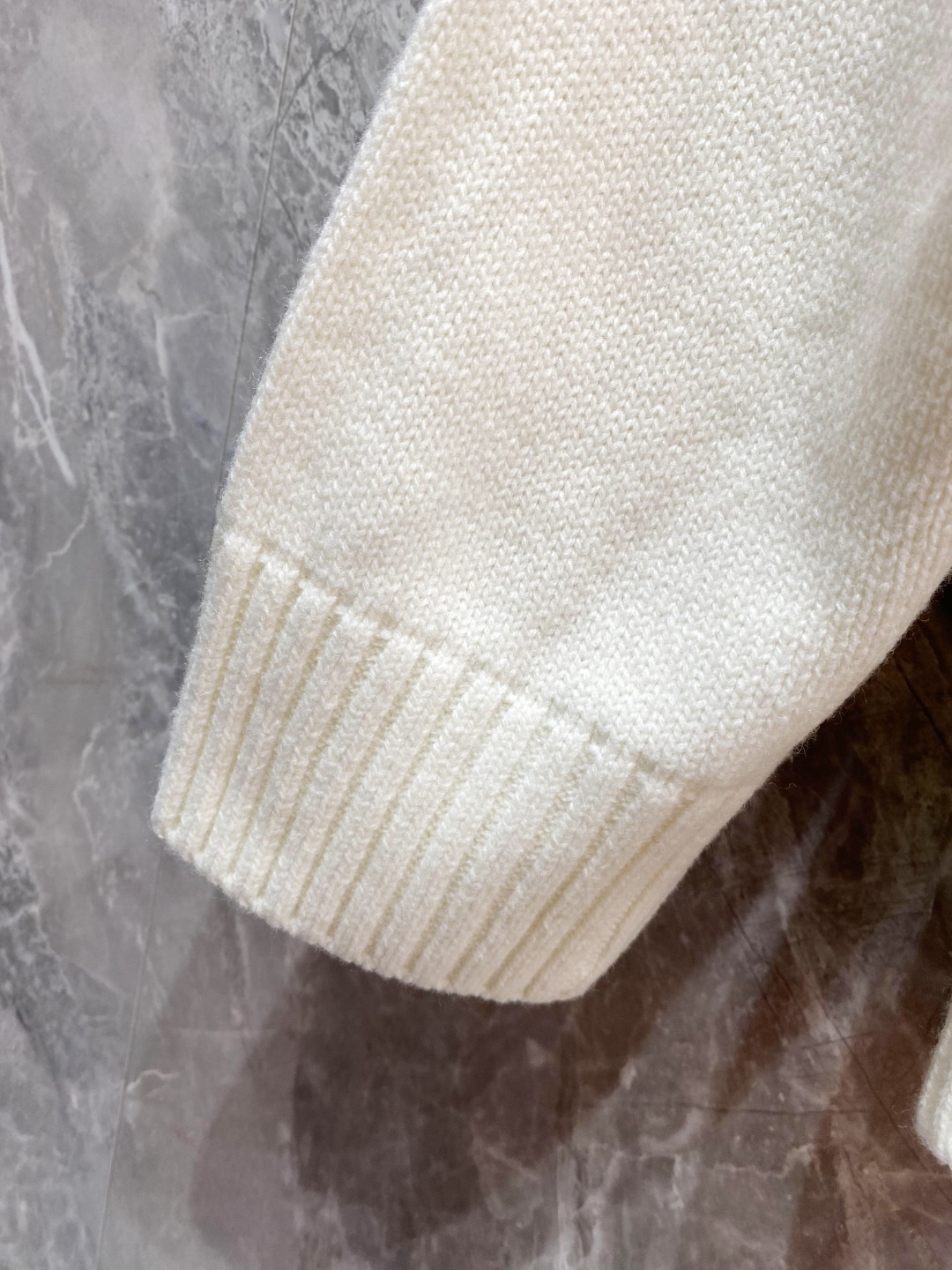 罗意威2025毛衣外套 2025秋冬最新系列，专柜1:1顶级复刻，全品相！加厚款，时下最流行的老钱风，老