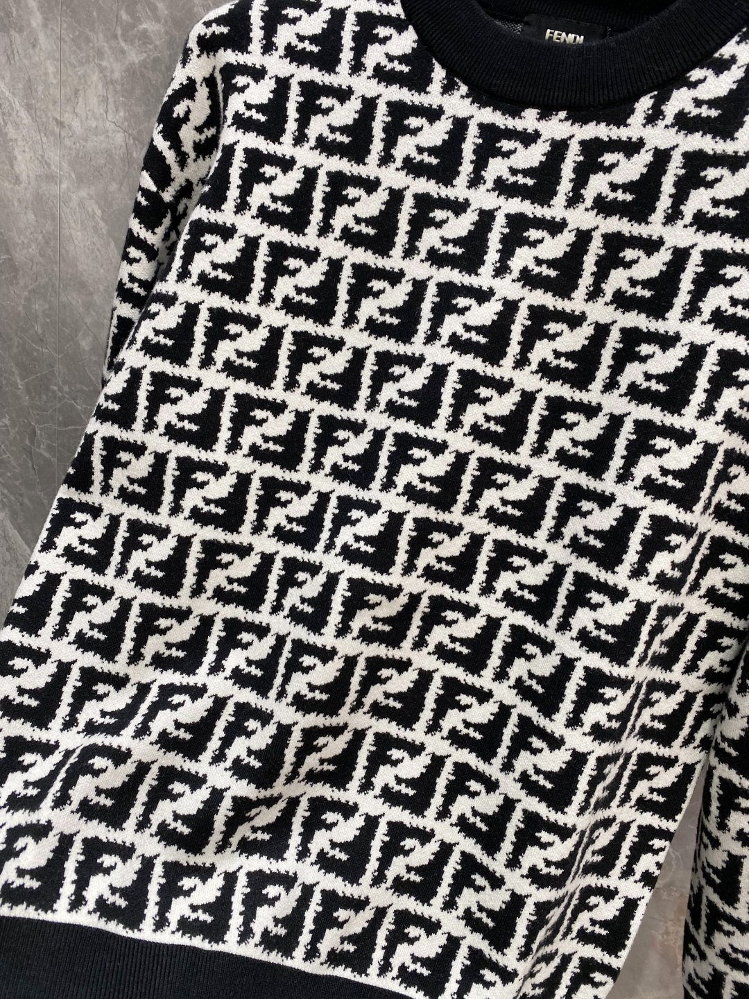 芬迪2025毛衣外套 2025秋冬最新系列，专柜1:1顶级复刻，全品相！加厚款，时下最流行的老钱风，老板