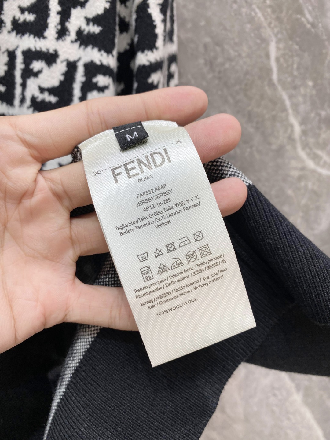 芬迪2025毛衣外套 2025秋冬最新系列，专柜1:1顶级复刻，全品相！加厚款，时下最流行的老钱风，老板