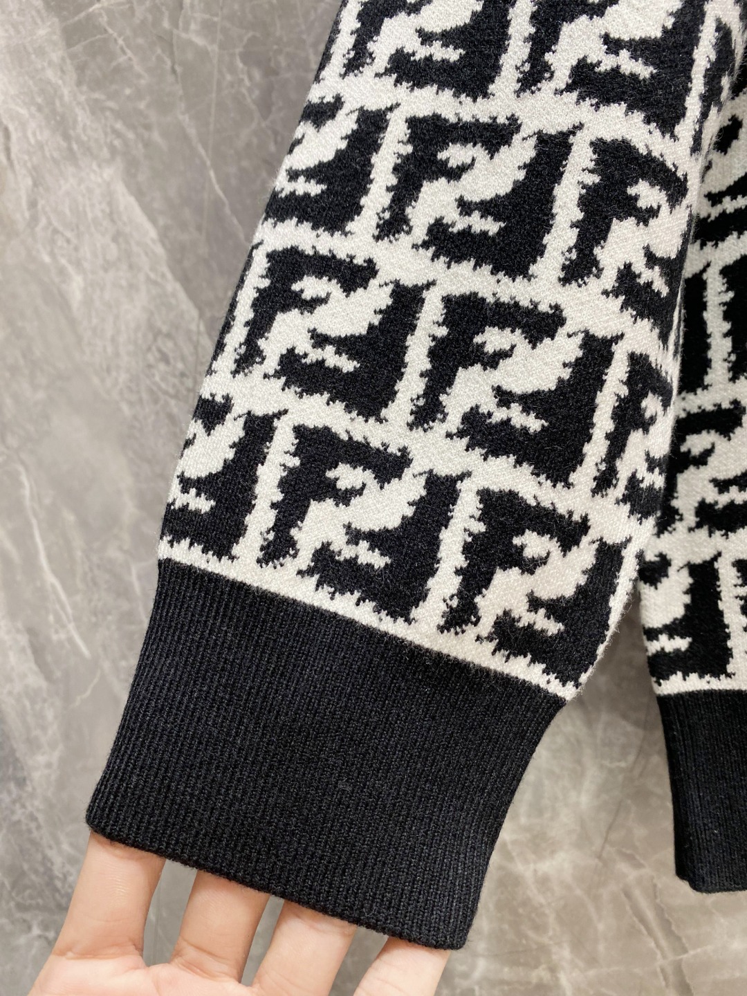 芬迪2025毛衣外套 2025秋冬最新系列，专柜1:1顶级复刻，全品相！加厚款，时下最流行的老钱风，老板