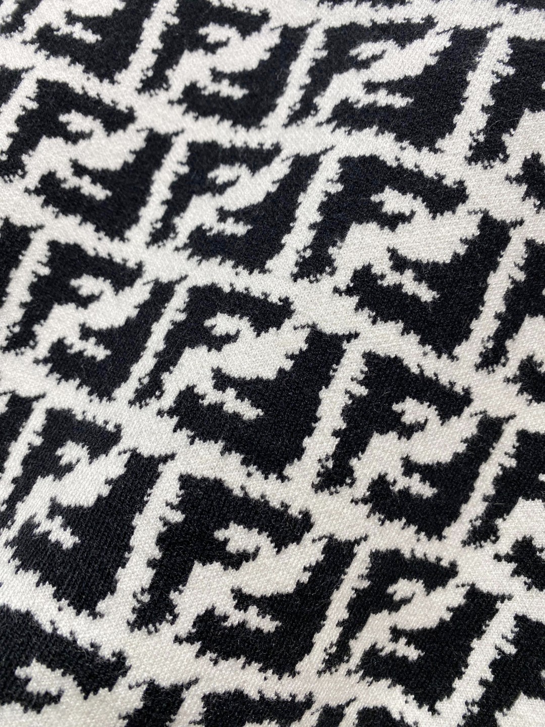 芬迪2025毛衣外套 2025秋冬最新系列，专柜1:1顶级复刻，全品相！加厚款，时下最流行的老钱风，老板