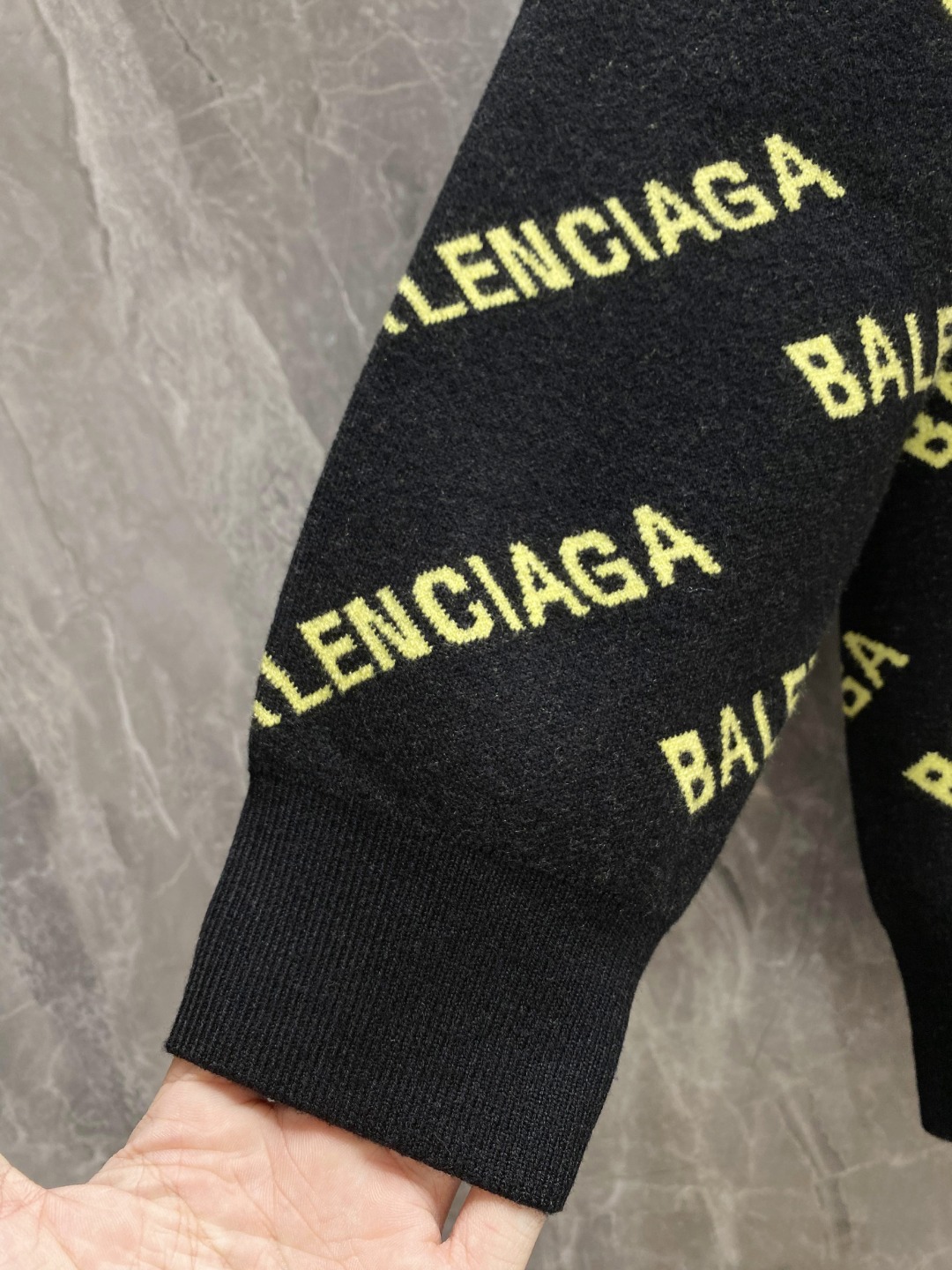 巴黎世家2025毛衣外套 2025秋冬最新系列，专柜1:1顶级复刻，全品相！加厚款，时下最流行的老钱风，