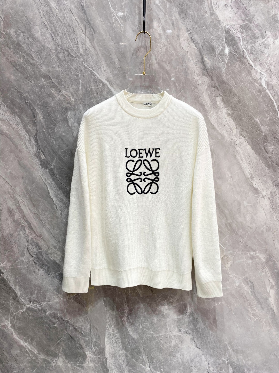 NO:622747,P Luo Yiwei 2025 sweater jacket 2025 autumn and winter latest series, 1:1 top replica at the counter, all in good condition!  Thick style, the most popular old money style nowadays, a must-have item for the boss!  The boss who knows the goods should hurry up and start. Fabric wool size M~3Xl AAA4,,loewe,jackets & coats,sweaters,alexander wang19860909P 罗意威2025毛衣外套 2025秋冬最新系列,专柜1:1顶级复刻,全品相！加厚款,时下最流行的老钱风,老板必备单品！懂货的老板赶紧下手, 面料羊毛 尺码M~3Xl AAA4,,loewe,jackets & coats,sweaters,alexander wang,Men's clothing