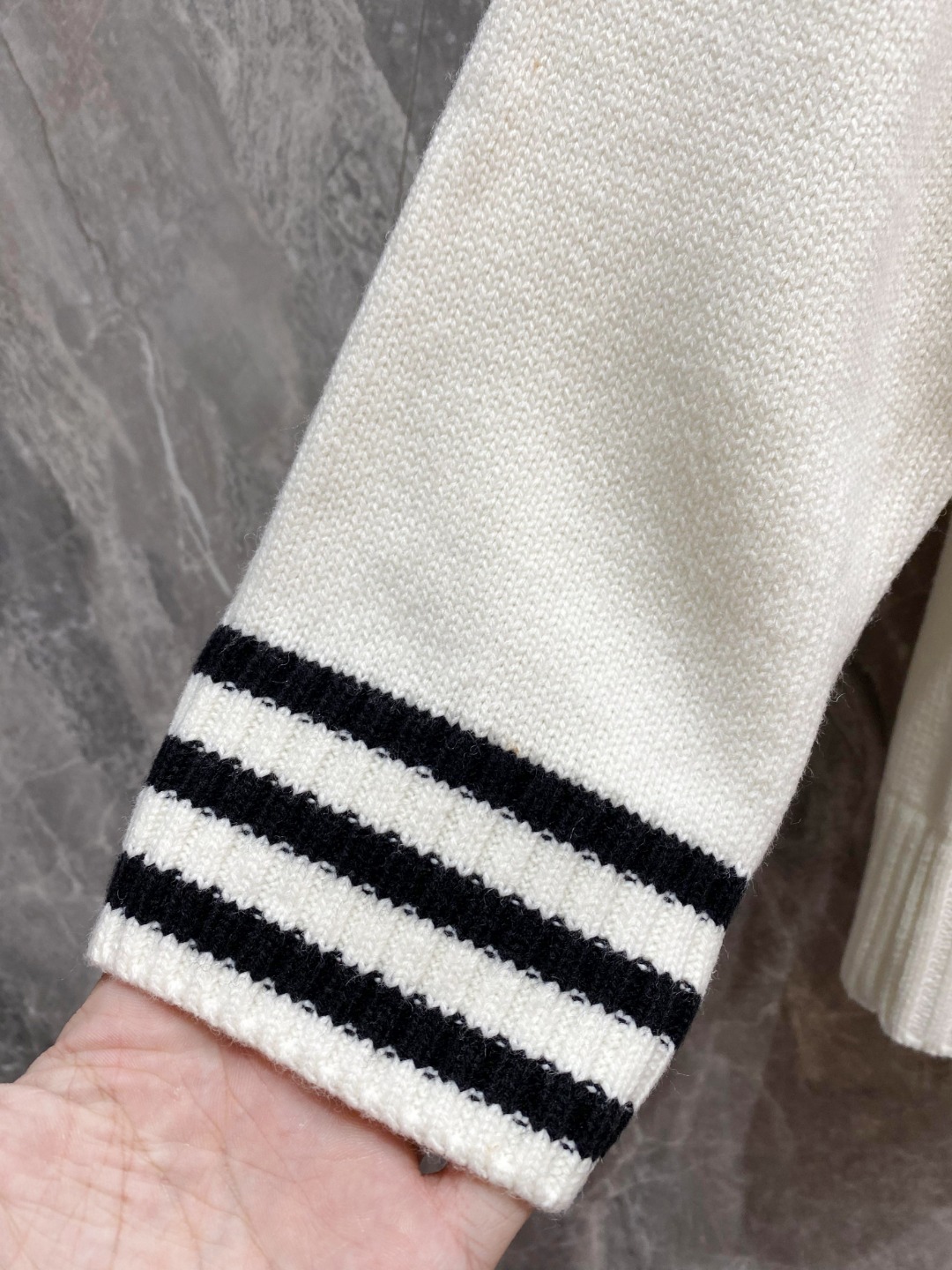 普拉达2025毛衣外套 2025秋冬最新系列，专柜1:1顶级复刻，全品相！加厚款，时下最流行的老钱风，老