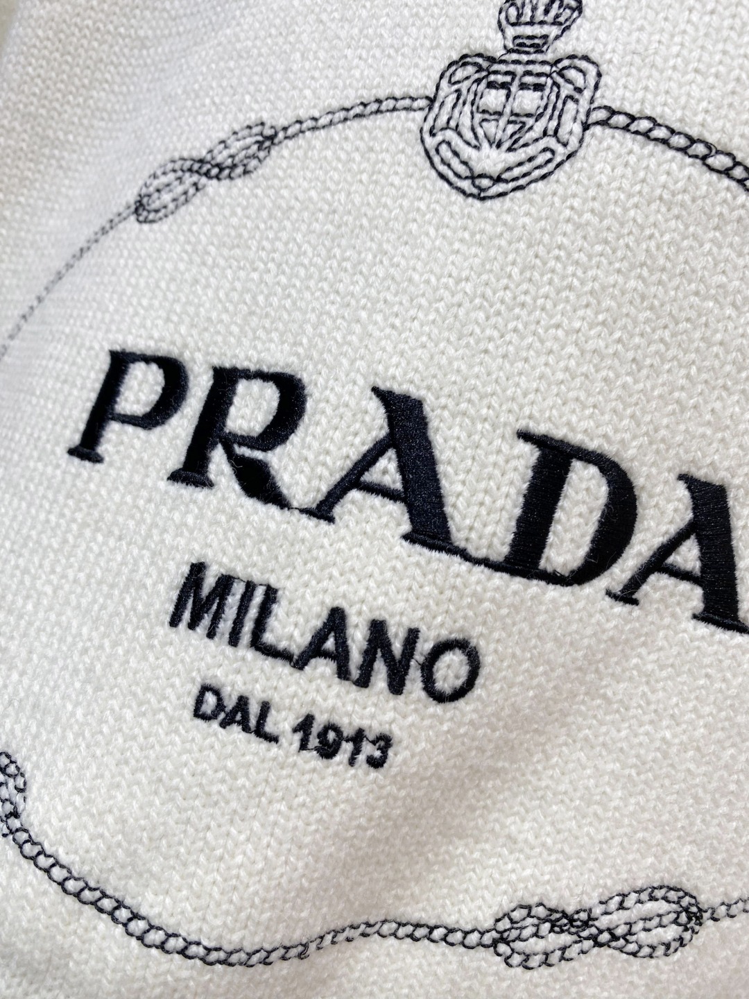 普拉达2025毛衣外套 2025秋冬最新系列，专柜1:1顶级复刻，全品相！加厚款，时下最流行的老钱风，老