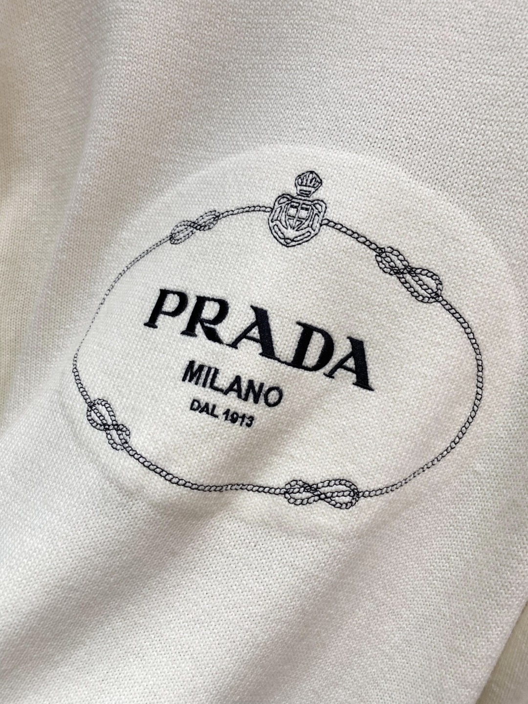 普拉达2025毛衣外套 2025秋冬最新系列，专柜1:1顶级复刻，全品相！加厚款，时下最流行的老钱风，老