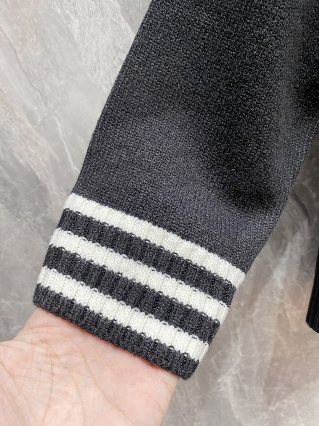 普拉达2025毛衣外套 2025秋冬最新系列，专柜1:1顶级复刻，全品相！加厚款，时下最流行的老钱风，老