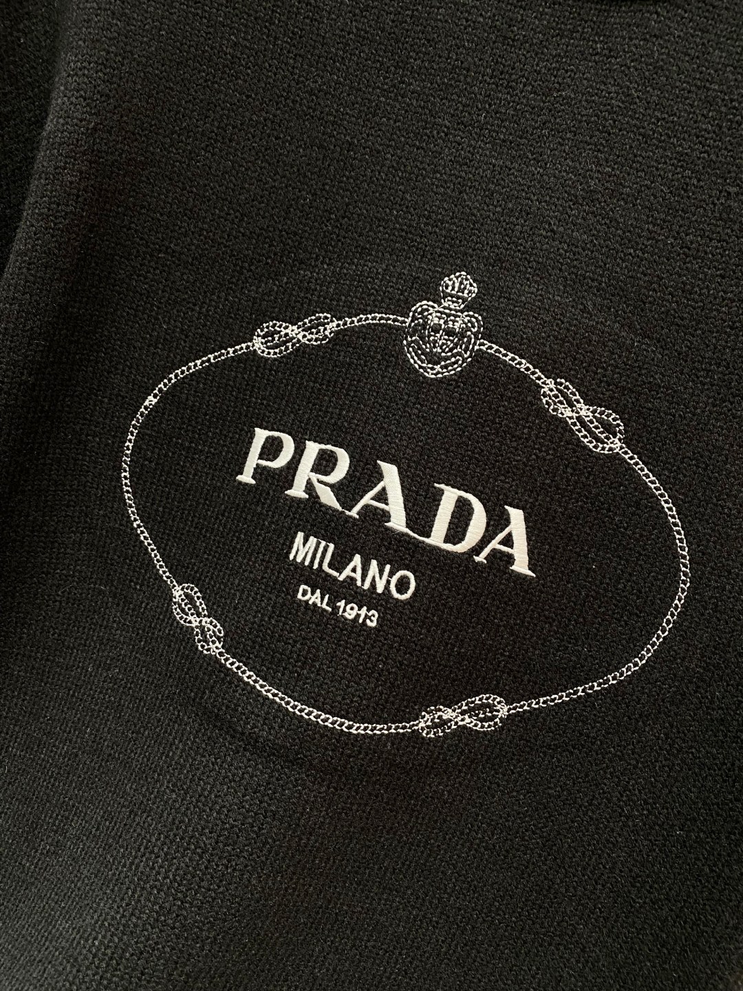 普拉达2025毛衣外套 2025秋冬最新系列，专柜1:1顶级复刻，全品相！加厚款，时下最流行的老钱风，老