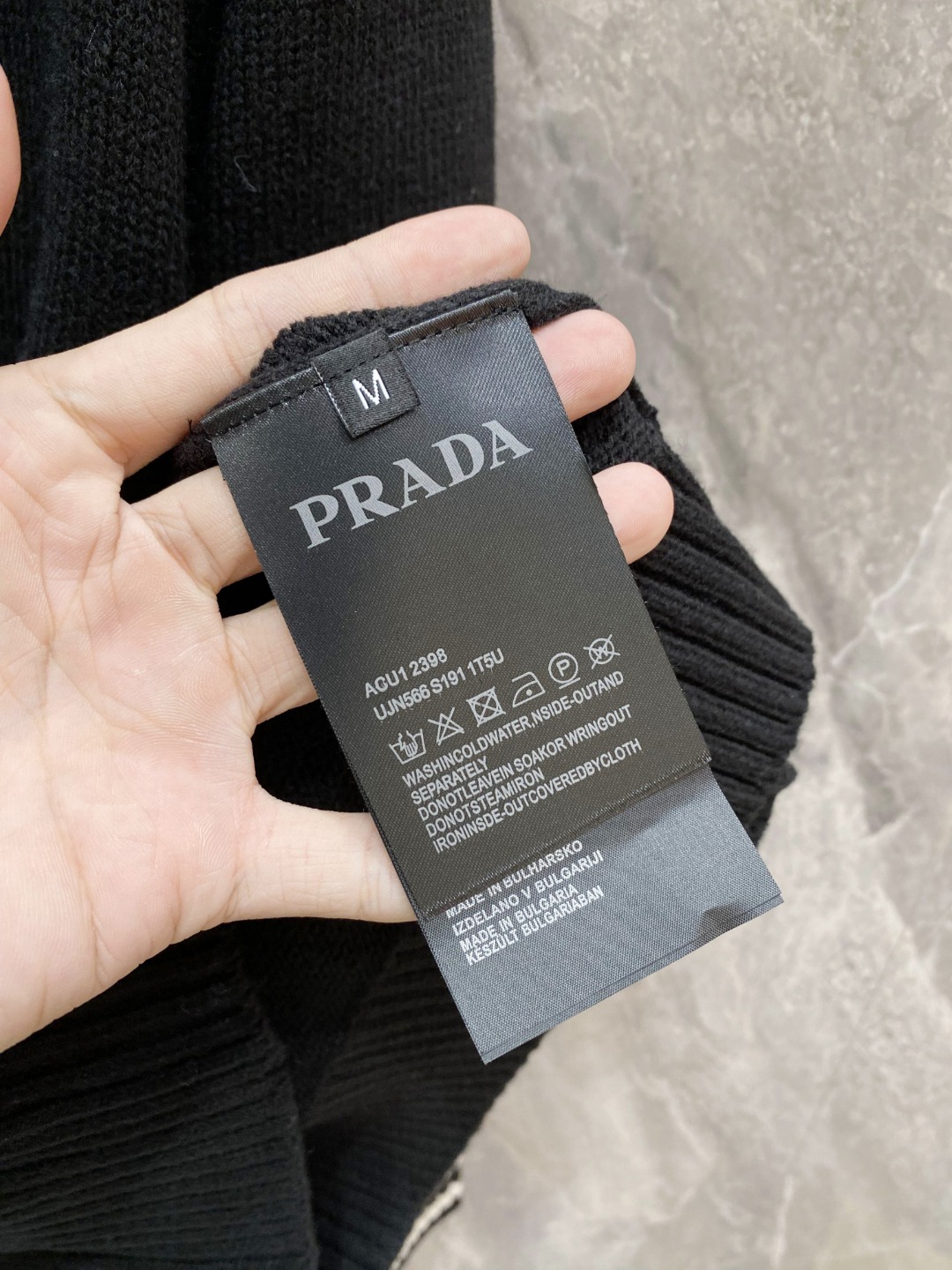 普拉达2025毛衣外套 2025秋冬最新系列，专柜1:1顶级复刻，全品相！加厚款，时下最流行的老钱风，老