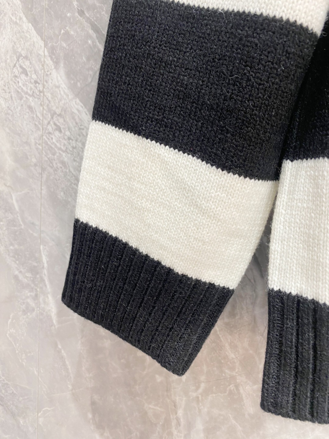 罗意威2025毛衣外套 2025秋冬最新系列，专柜1:1顶级复刻，全品相！加厚款，时下最流行的老钱风，老